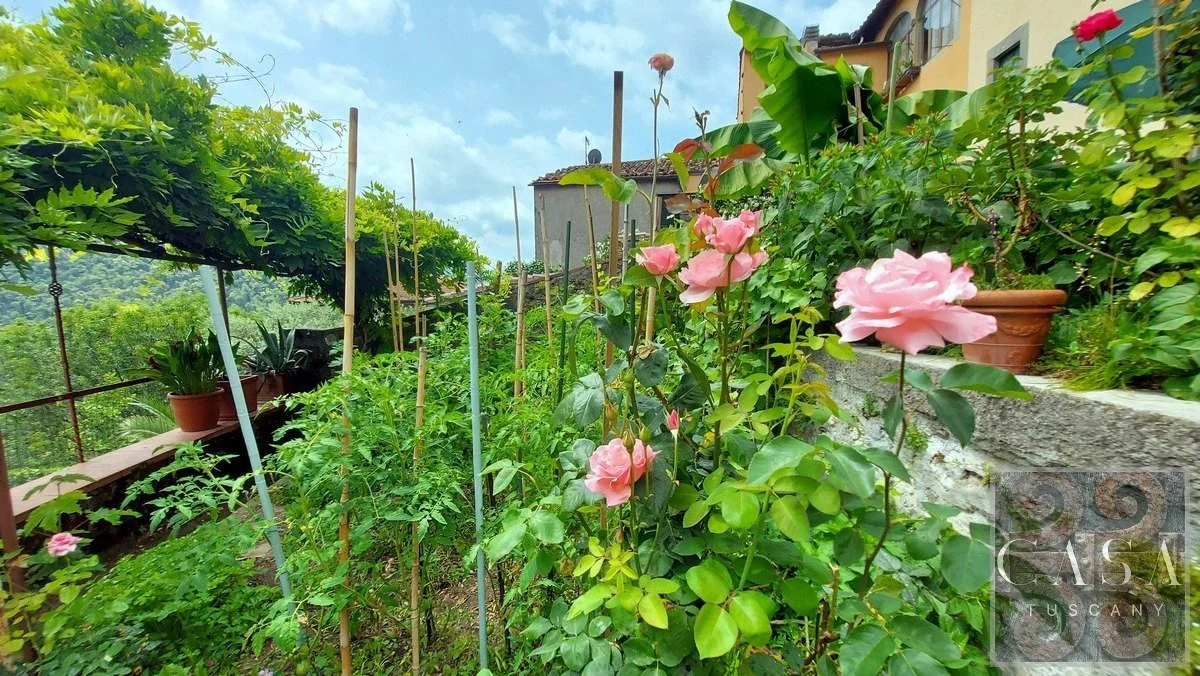 Tuscan-Village-House-with-Garden-for-sale-30.jpeg
