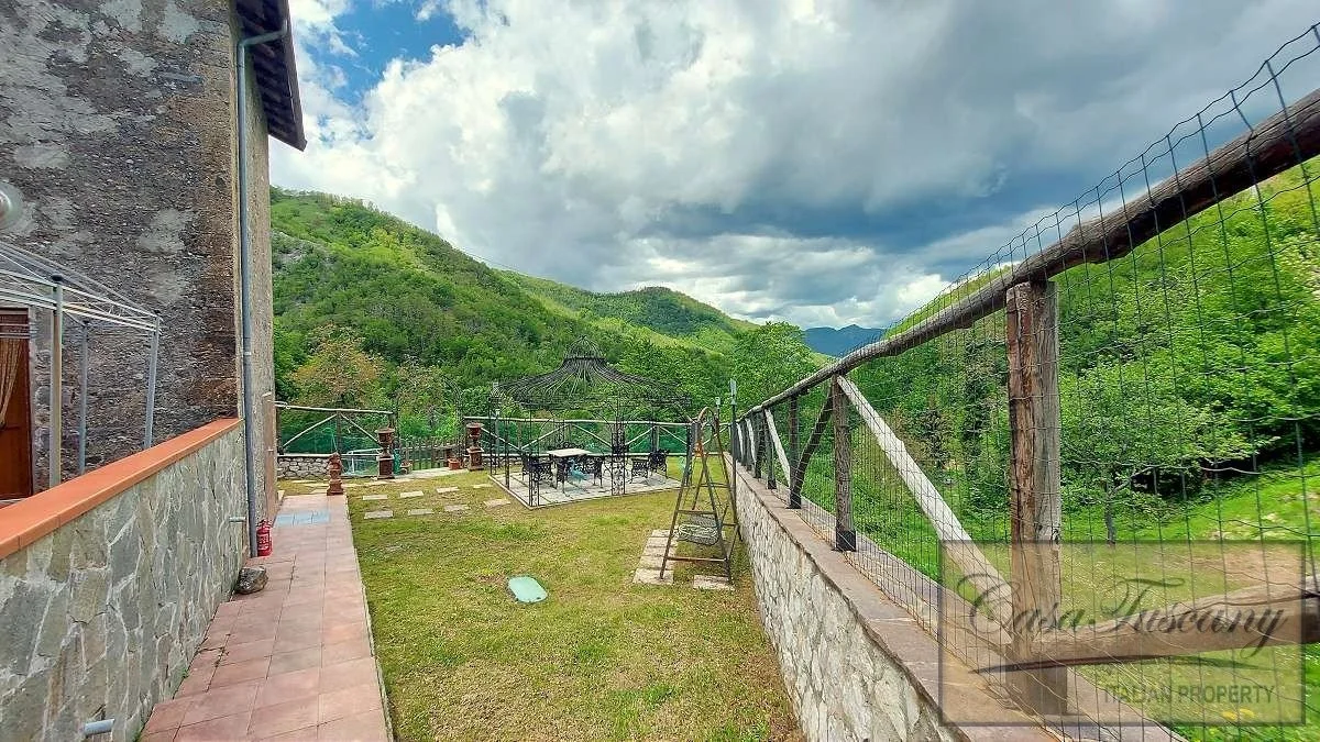 imgi_11_Restored-Historic-Farmhouse-in-Apuan-Alps-20-1200.jpeg