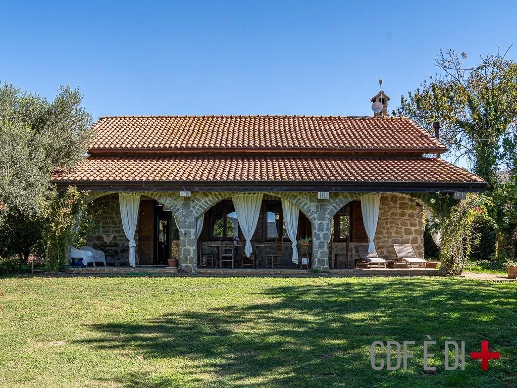 €890,000 