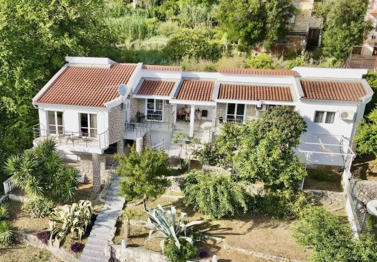 €250,000