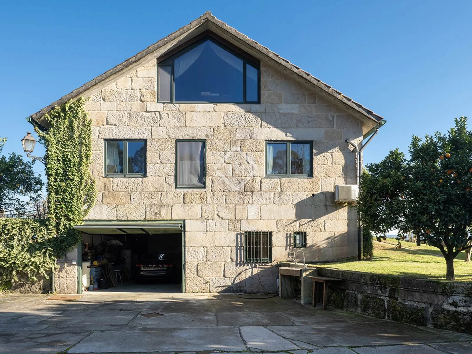 €750,000