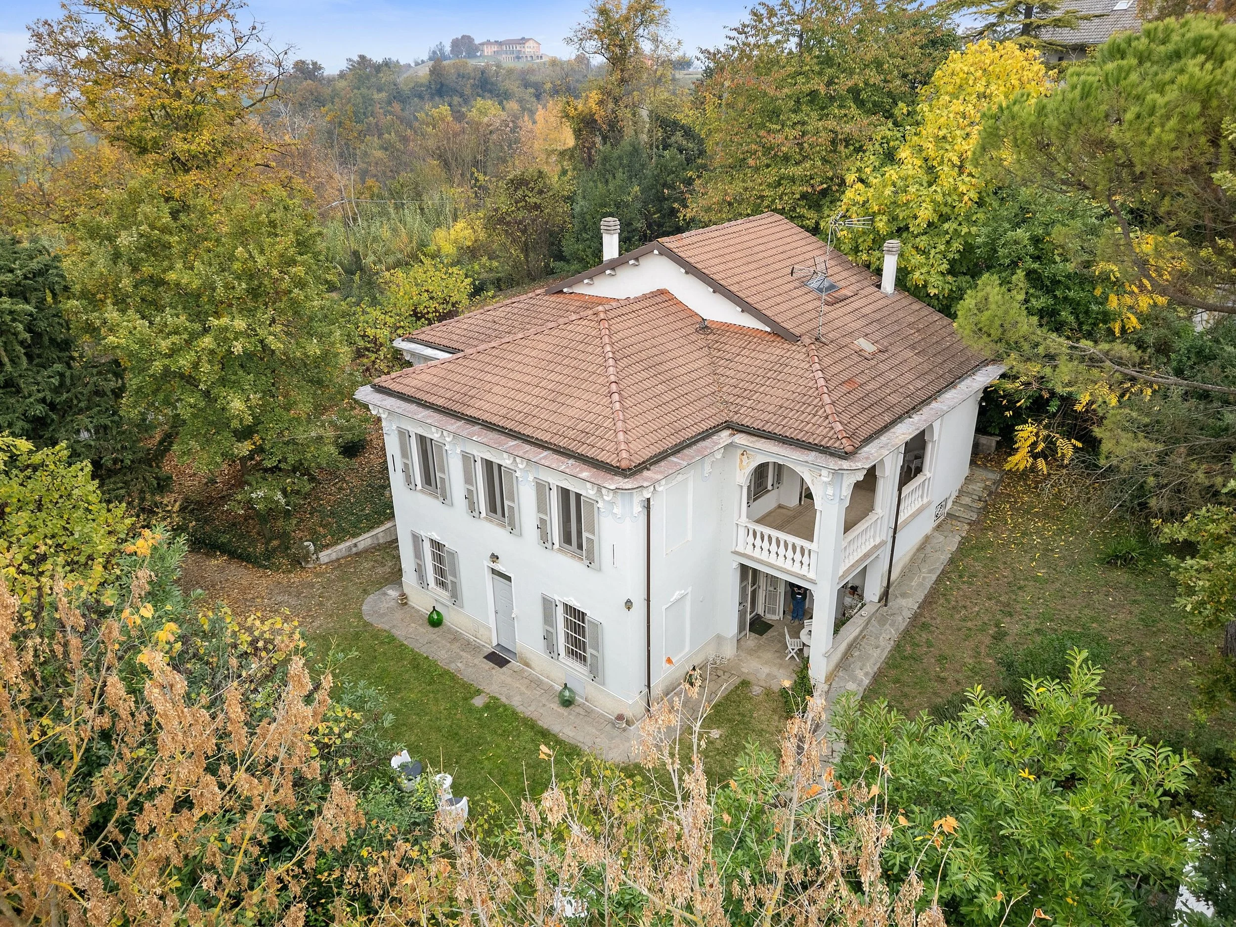 €570,000 