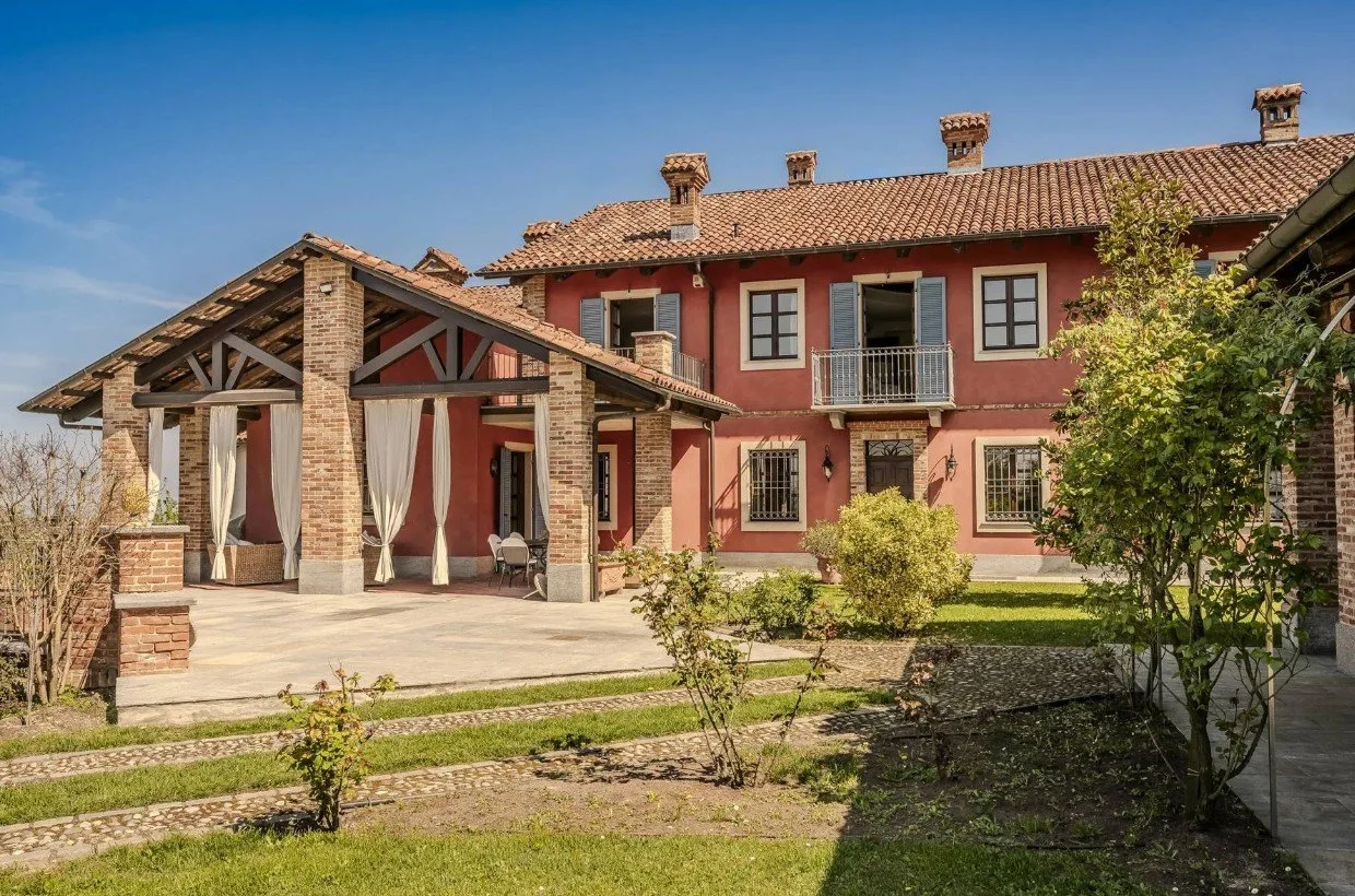 €890,000 