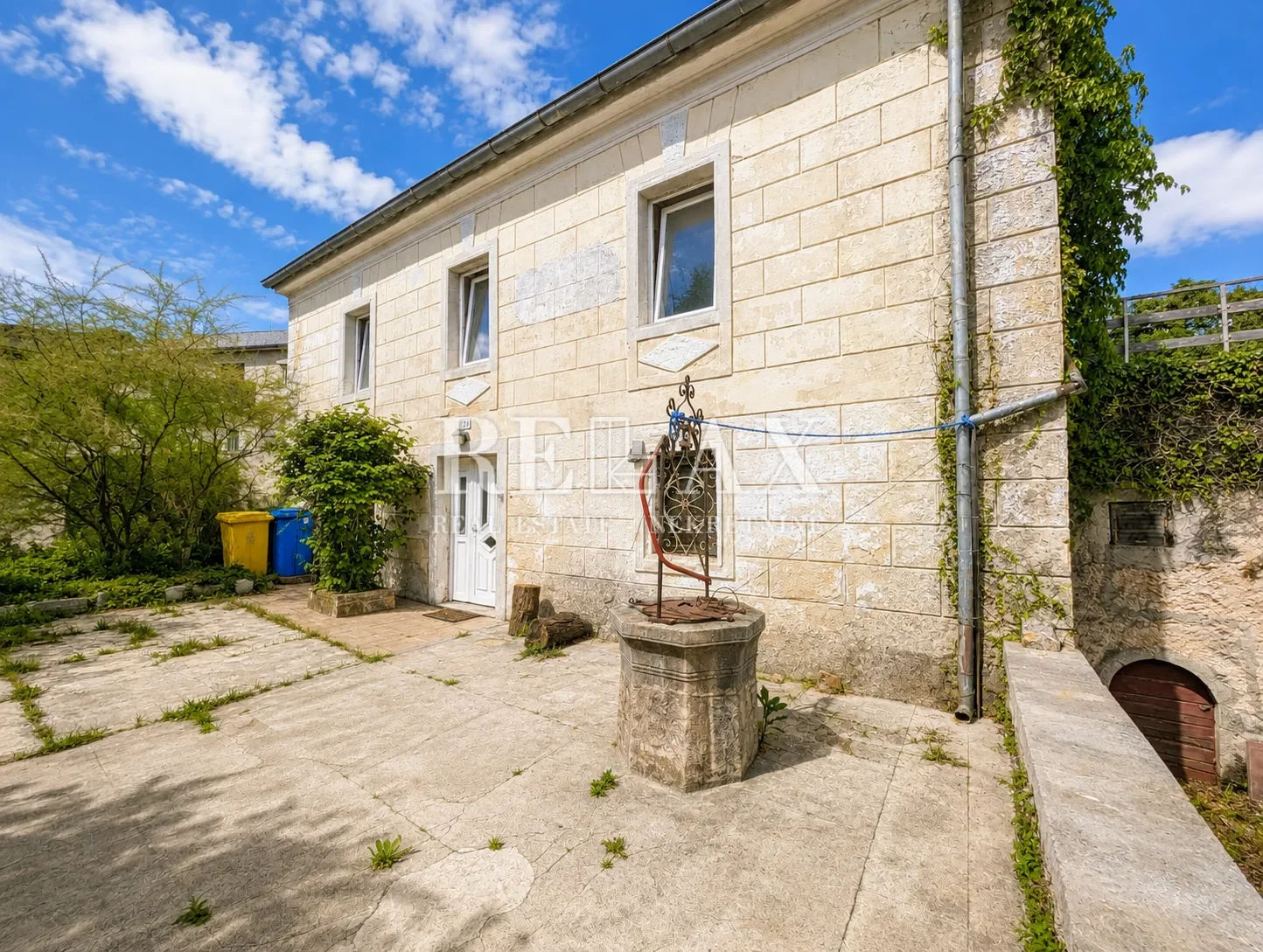 €218,000
