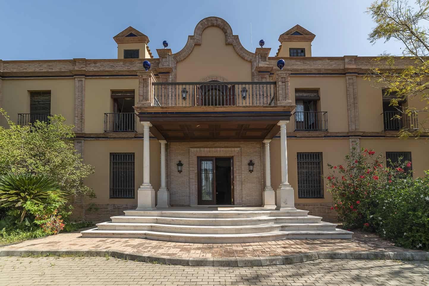 €900,000