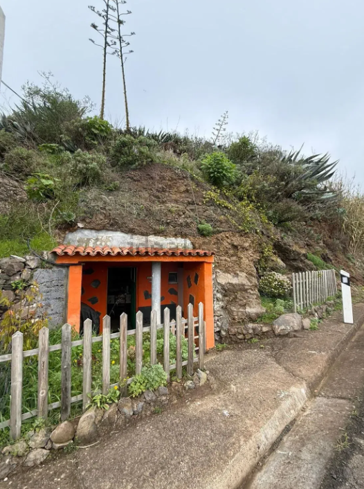 €46,900