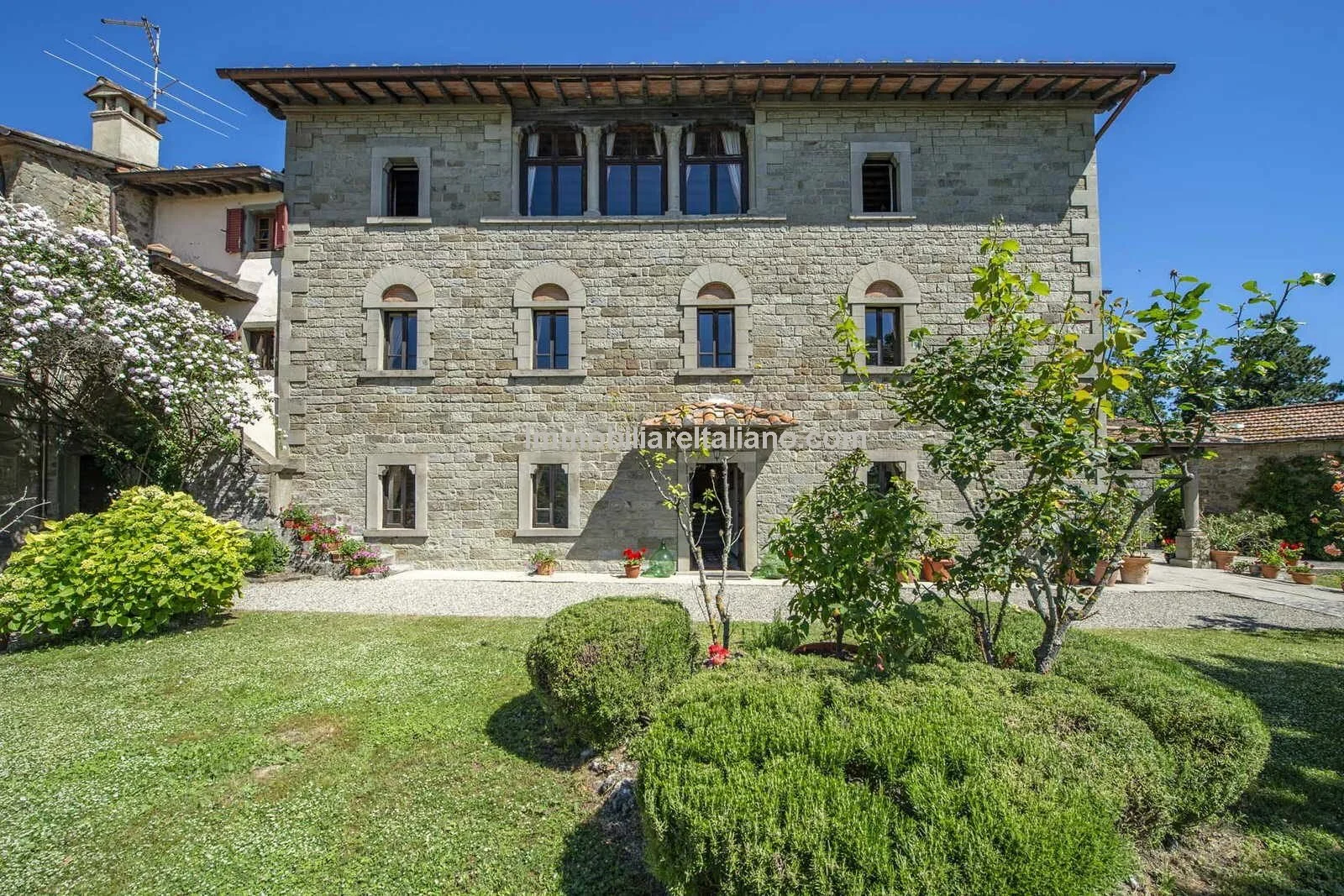 €725,000
