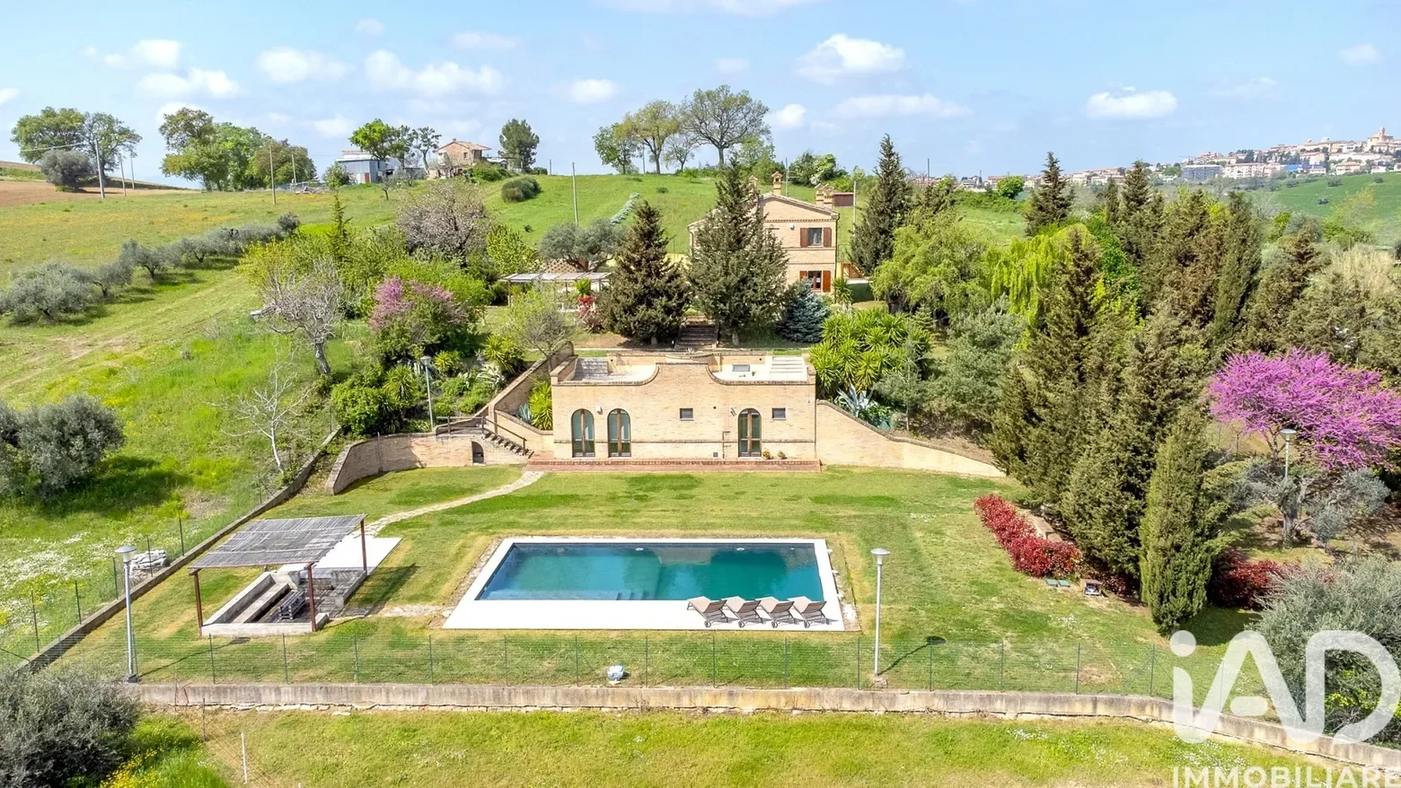 €594,000