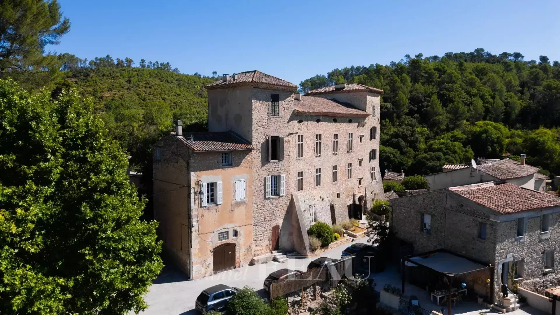 €750,000