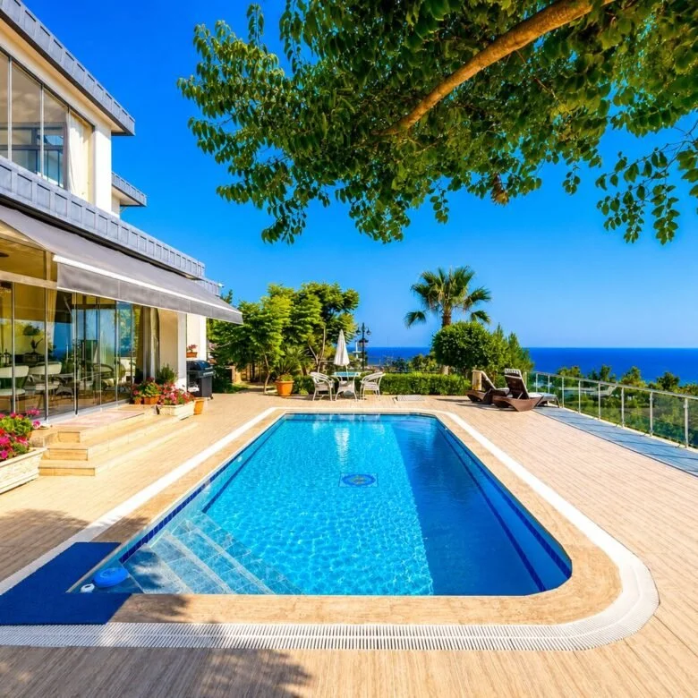 €425,000