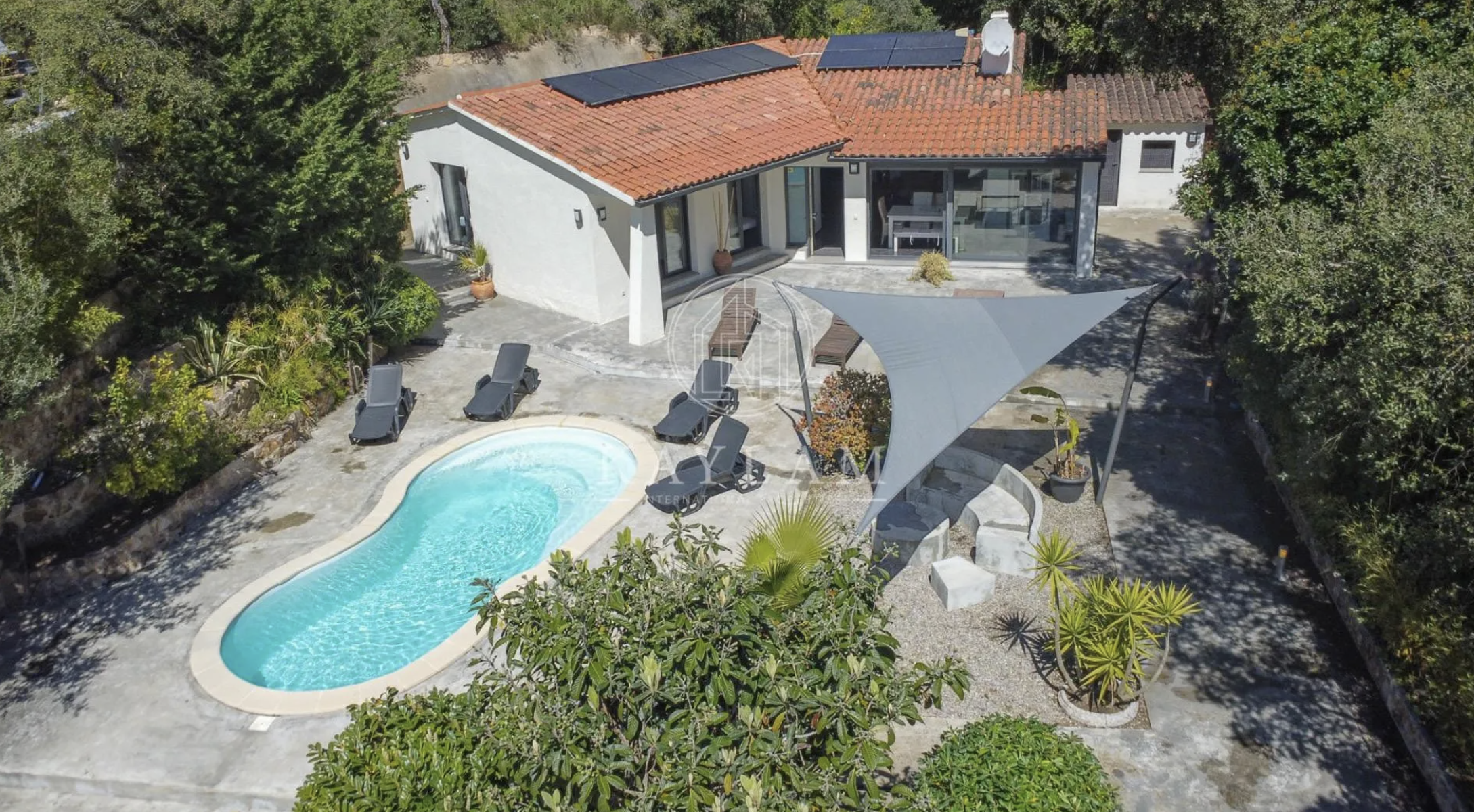 €550,000