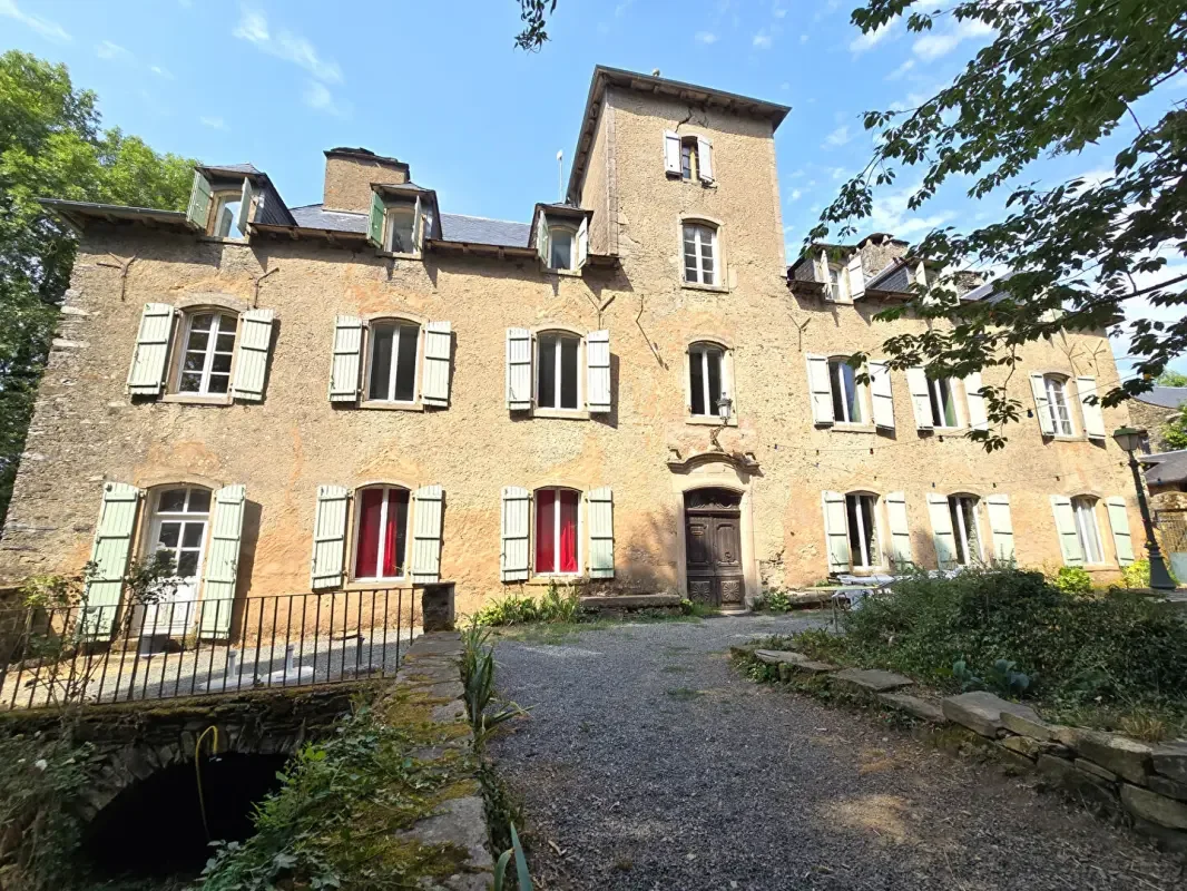 €700,000