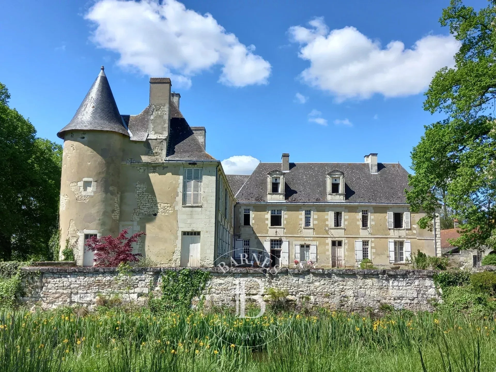 €695,000