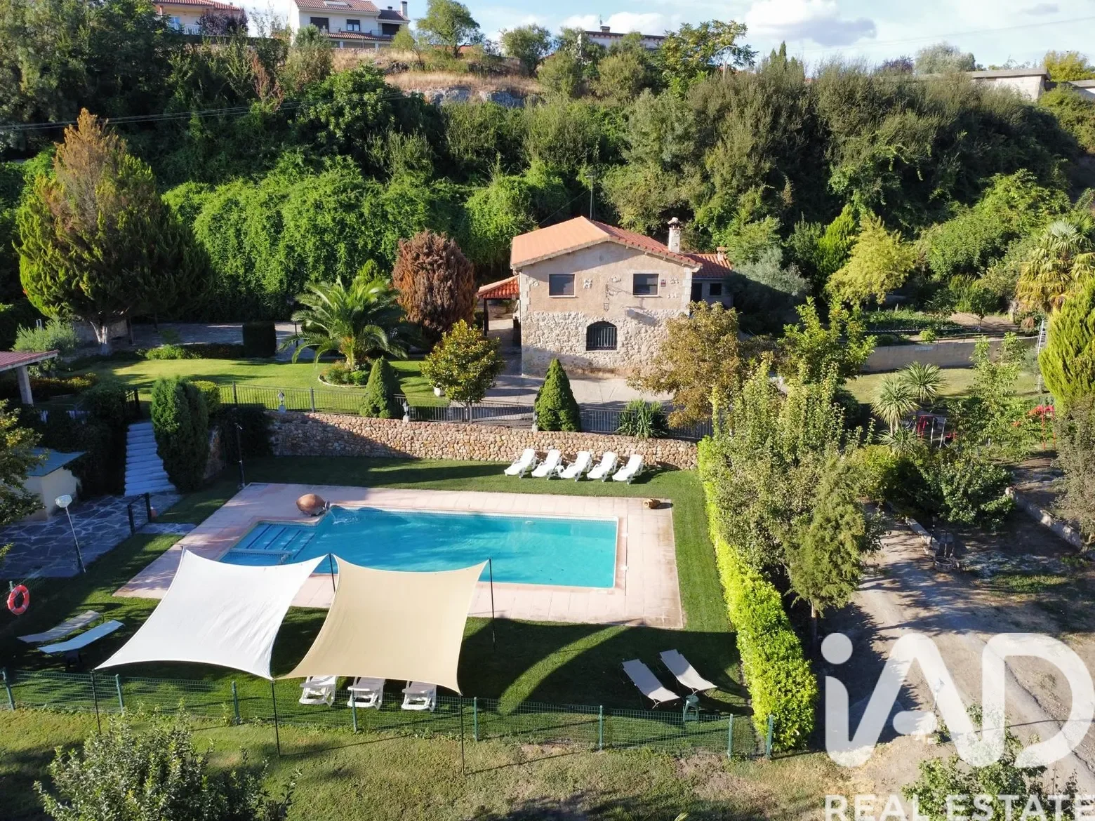 €550,000