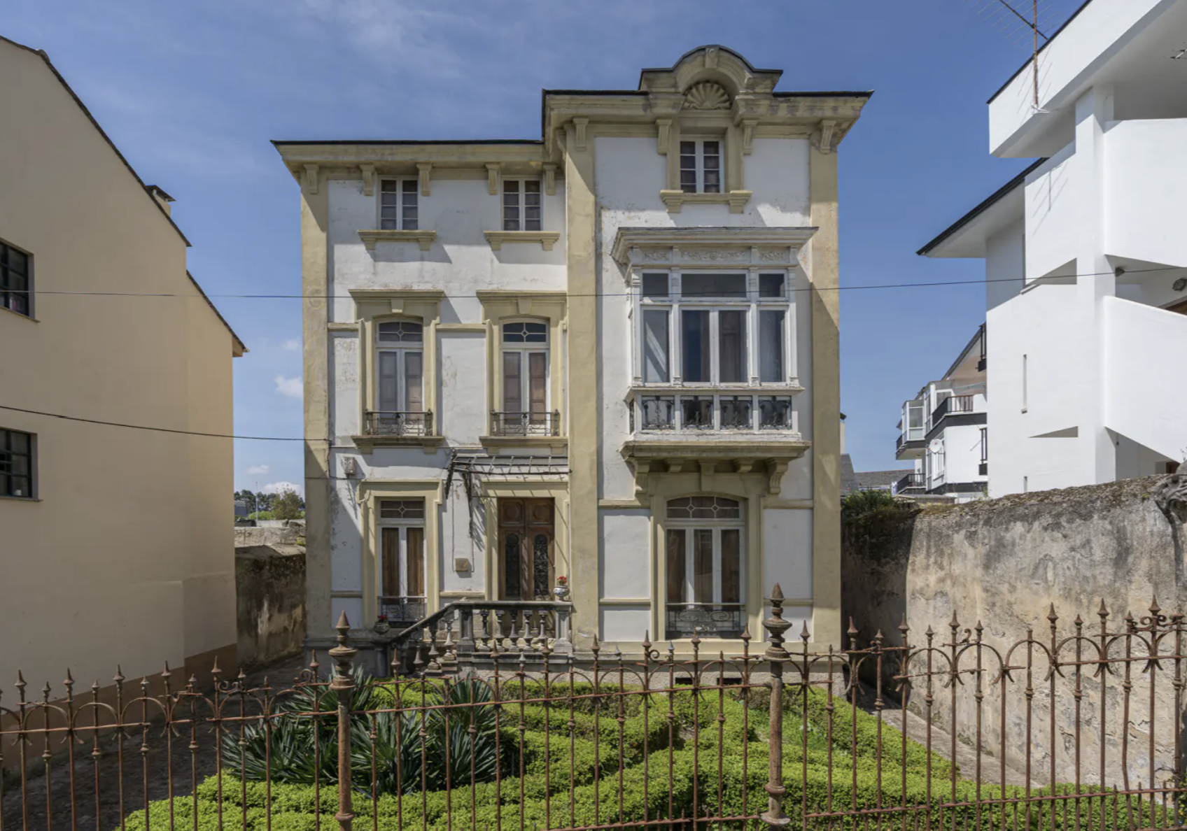 €595,000