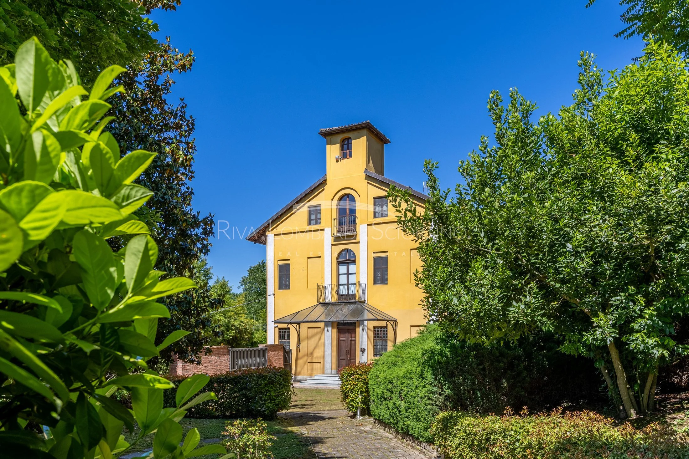 €750,000