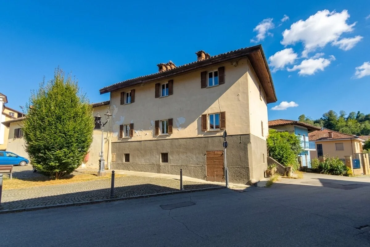 €180,000
