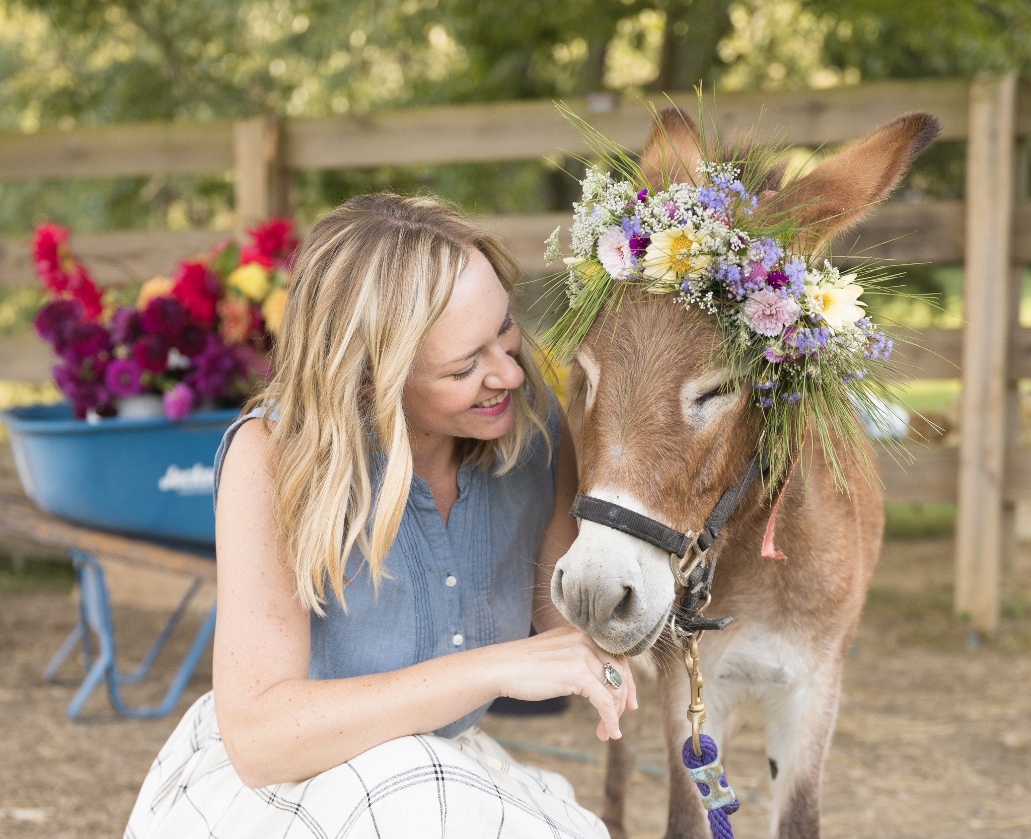 Walnut's ruling the roost in her Blooming Acres Farms flower crown! 💐👑 Join us at After Hours TOMORROW for your chance to create your own floral masterpiece with their DIY flower crown station! Let's get cute and crafty together!