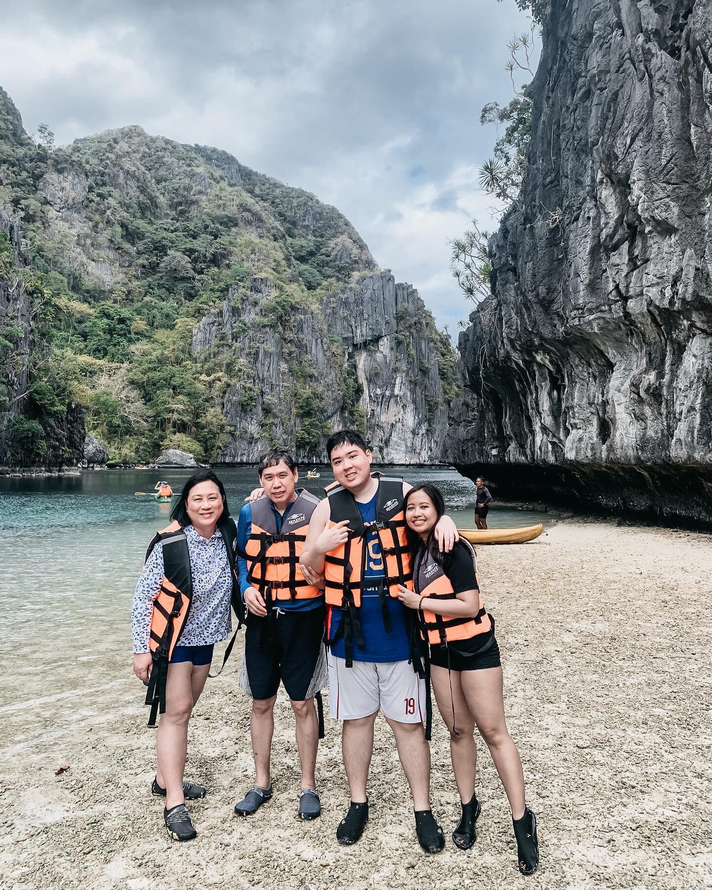 New Year&rsquo;s at El Nido, Palawan with the Mozo family 🥰🌴🌊☀️

I wish I could capture every beautiful memory with this beautiful family in such a beautiful place. But alas, we settle with mere photos and videos for now and hope that the picture 