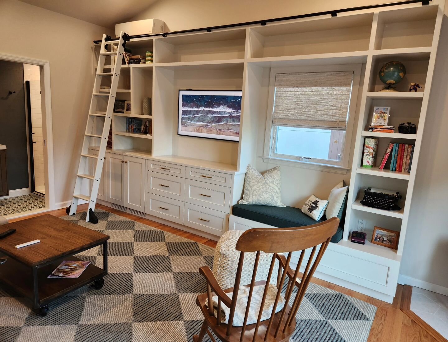 Rolling Library ladder FTW! 🙌

My beloved, long-term clients asked us to turn their den into a functional, beautiful space that would double as a guest room. We installed a custom library , new window/windowseat and relocated the bathroom door to cr