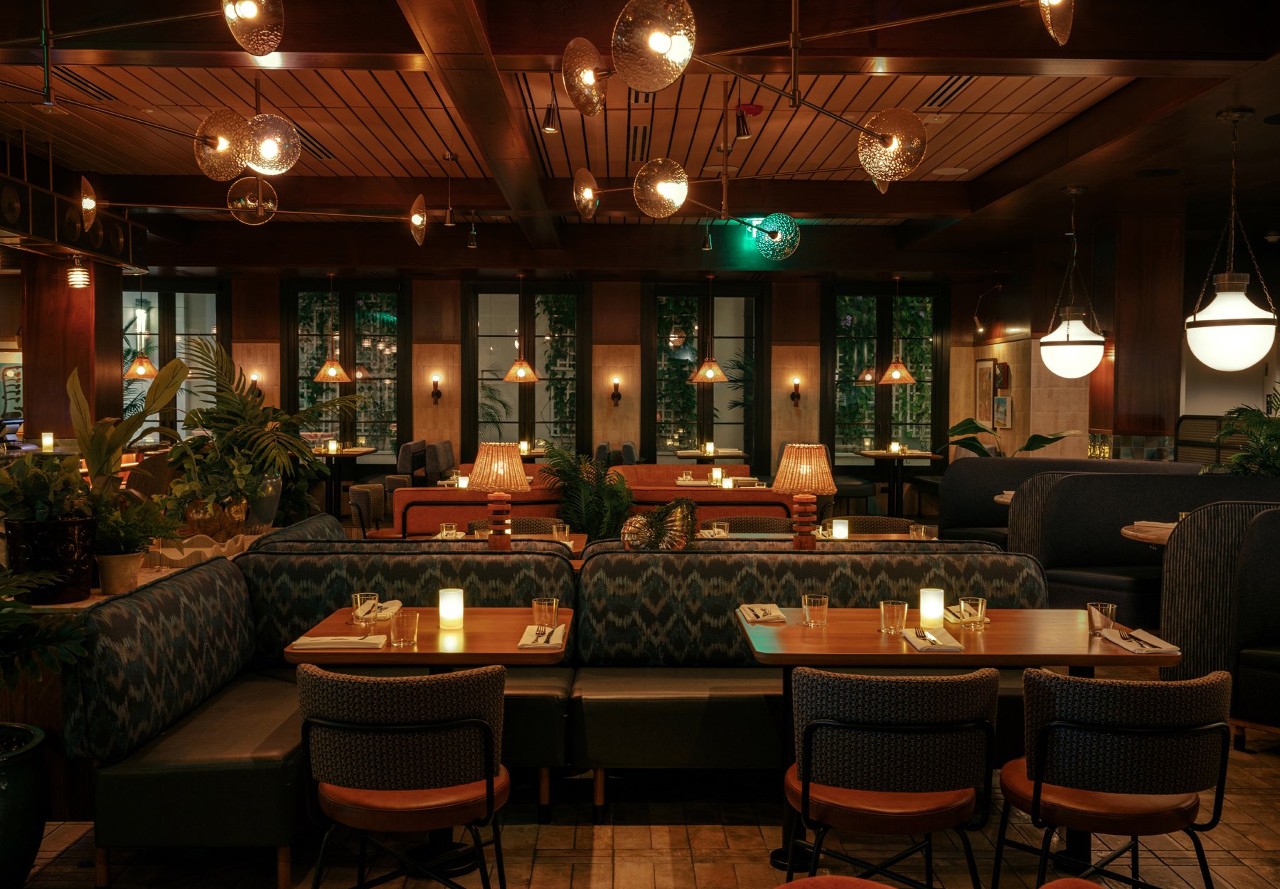 Earls Kitchen + Bar Las Olas, Fort Lauderdale - Peregrine Millwork Ltd.