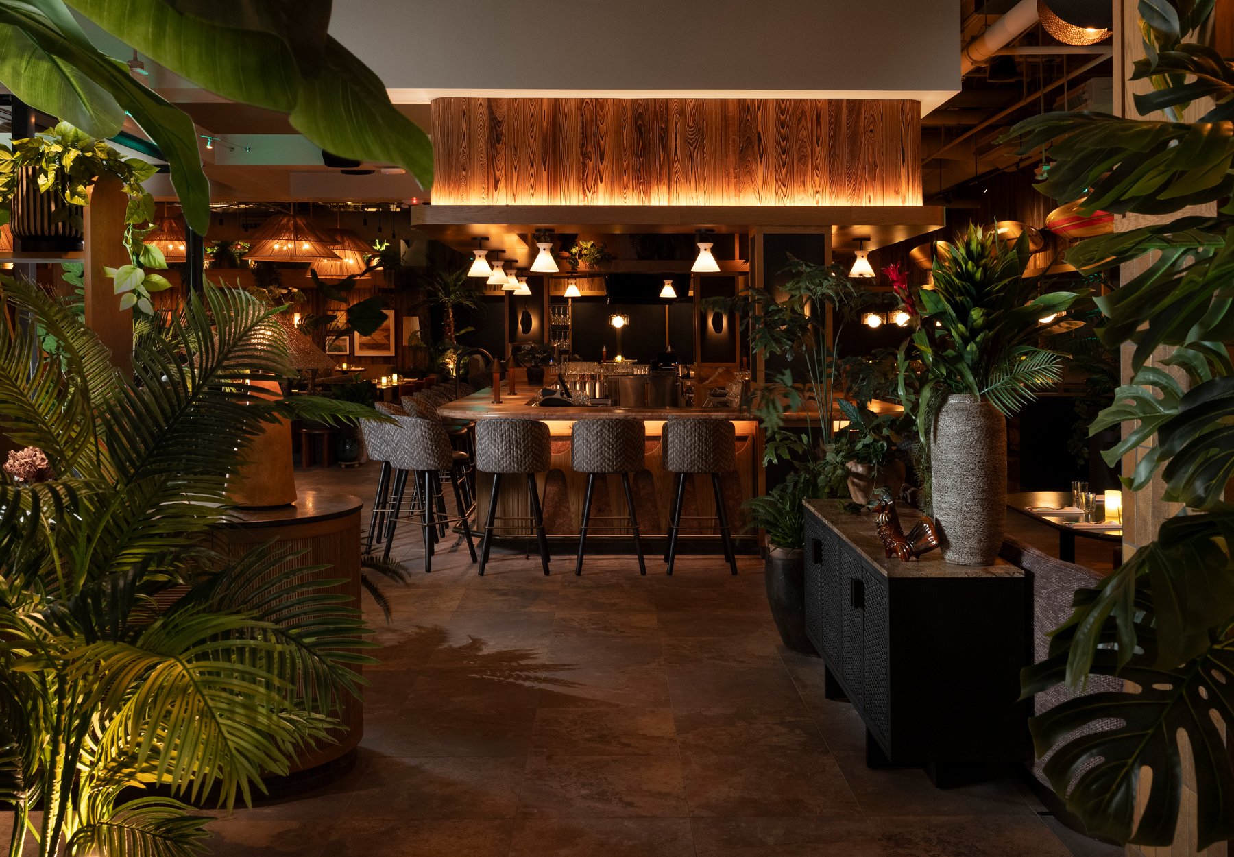 Earls Kitchen + Bar Waikiki, O’ahu - Peregrine Millwork Ltd.