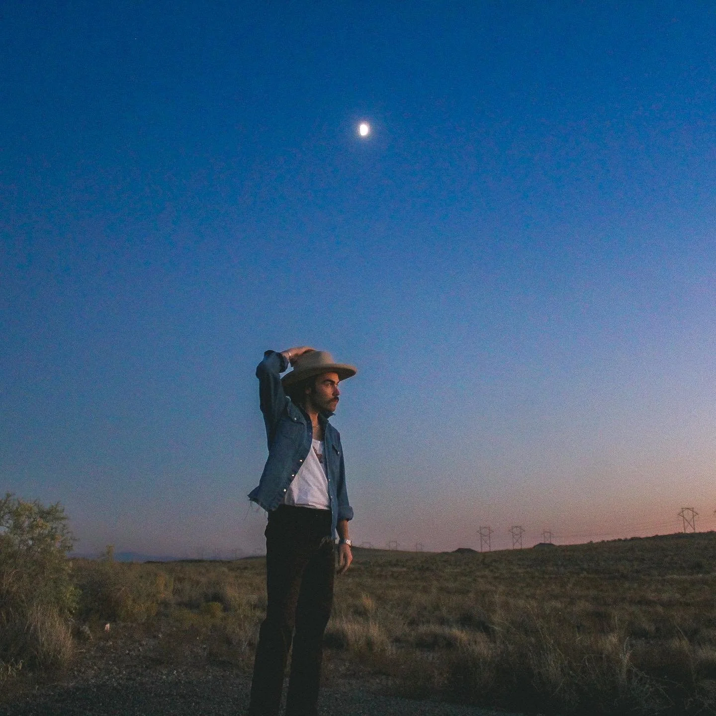 This Ballooon Fiesta Sunday, 4-6pm! Visit our beer garden in Cedar Crest, just 20-30 min east of ABQ for some evening music with @grantknoxlyn .
Knoxlyn is a singer-songwriter performing folk/Americana melodies at our scenic brewery.
_
#travelnewmexi