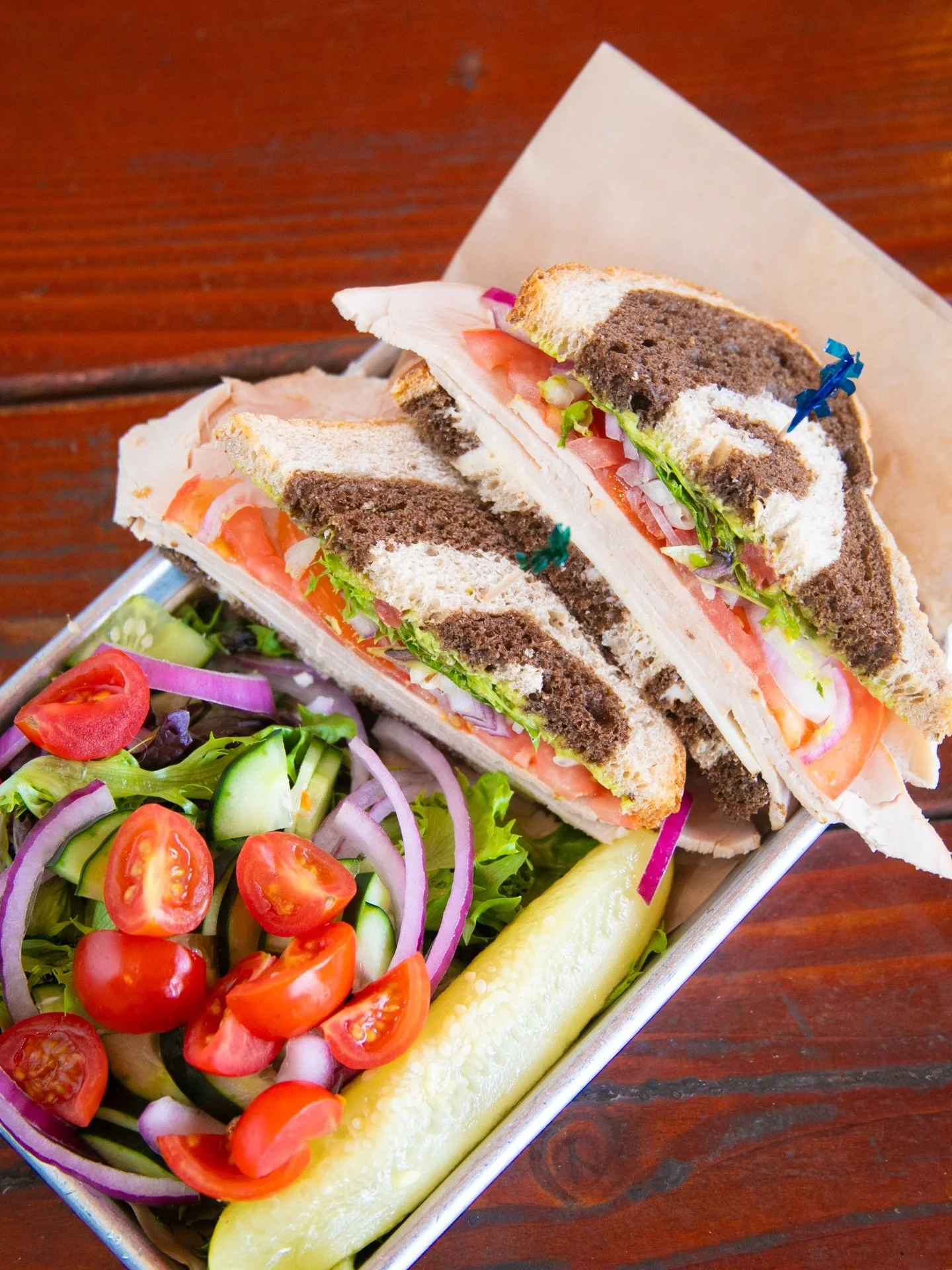 Trying to decide on a sandwich? 🥪
Why not go Cold Turkey?

Marbled rye bread with oven roasted turkey, mayo, red onion, tomato, greens, and provolone

_
#CedarCrestNM #RumorBrewing #NMBeer #NMEats #EastMountains