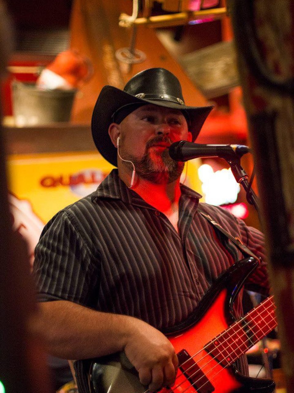 Live music + good eats = your Sunday plans 🎶🍻
Join us as JJ Rich brings a mix of classic and modern country and rock to the patio. 
No better way to close out the weekend!
🗓️ Sunday, April 19
⏰ 5-7PM

_
#CedarCrestNM #RumorBrewing #NMBeer #NMEats 