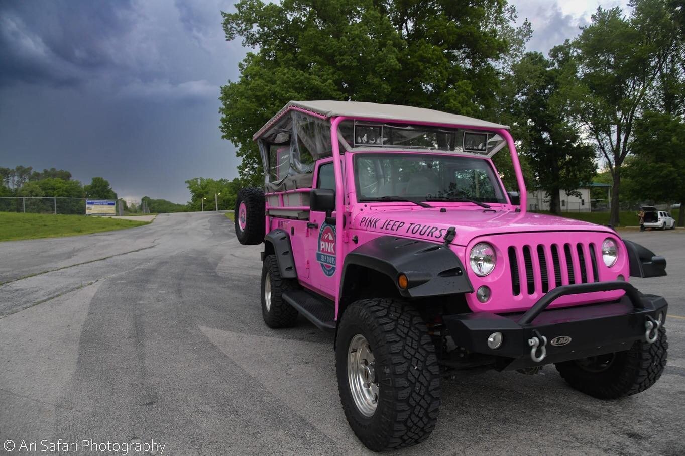 A big thanks to @pinkjeeptours for a fun ride! Check them out if you&rsquo;re in #Branson this summer! I&rsquo;ll definitely be back in the future to get some more #sunset #landscapephotography 🌅

#bransonmissouri #branson #pinkjeeptours #arisafarip