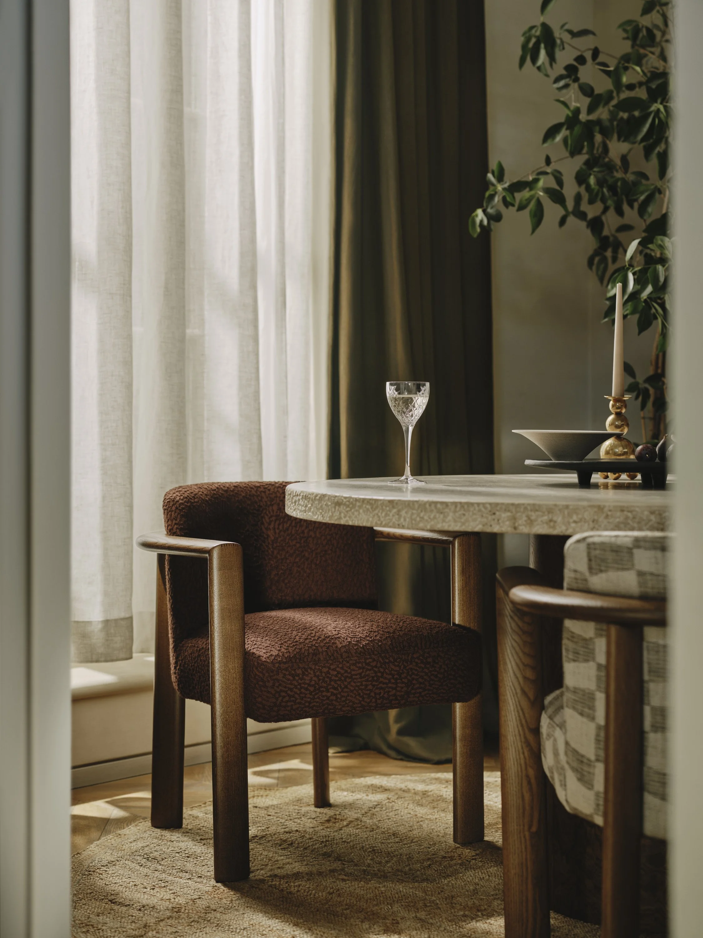 25-11-27-Soho-Home-SS25-Modern-Comfy-Shot-10-Aria-Dining-Chair-495_ef.jpg