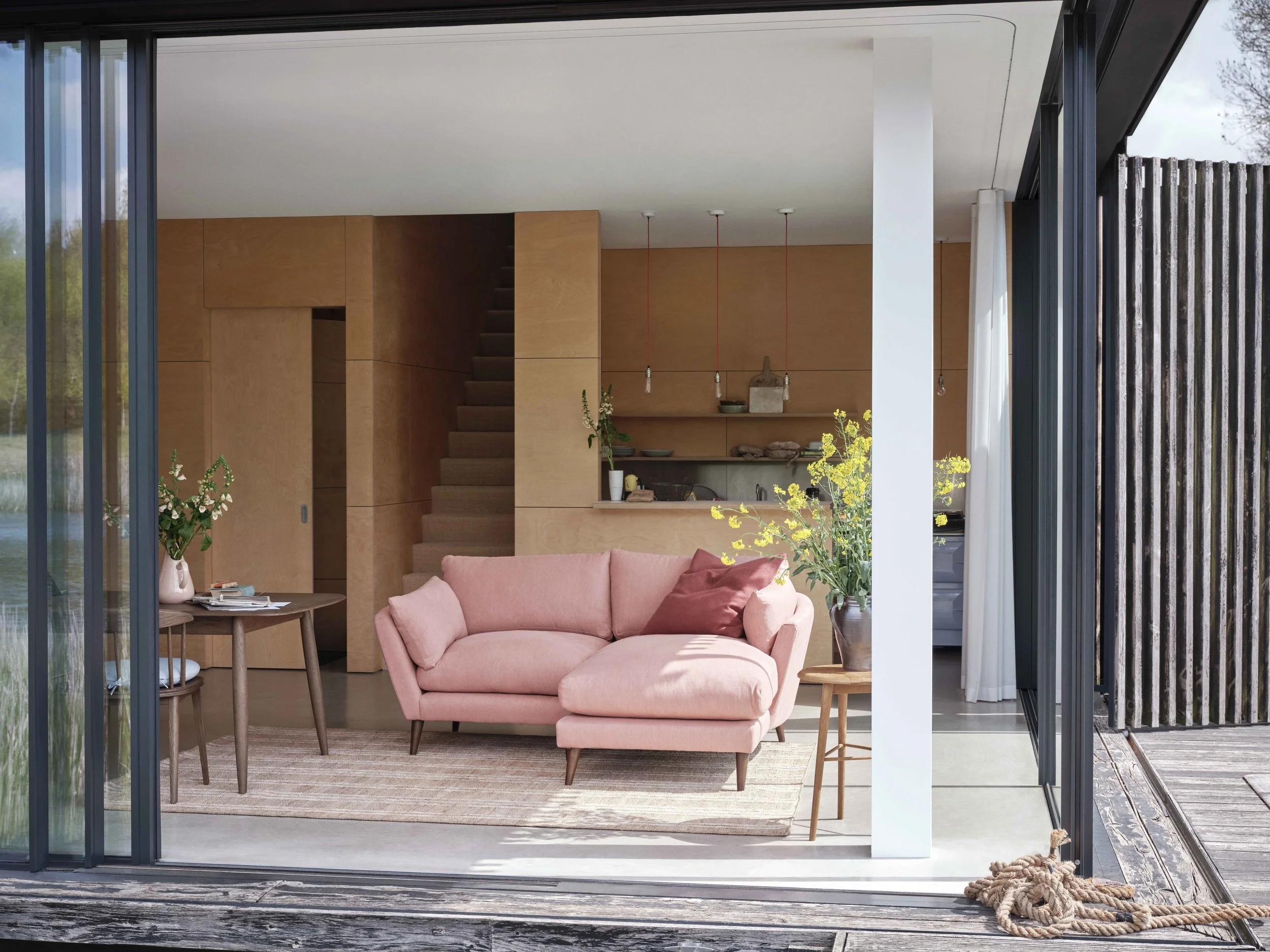 Groover_Sofa_Strawberry_Milkshake_Linen_300-DPI_DSF7401_ef_V1.jpg