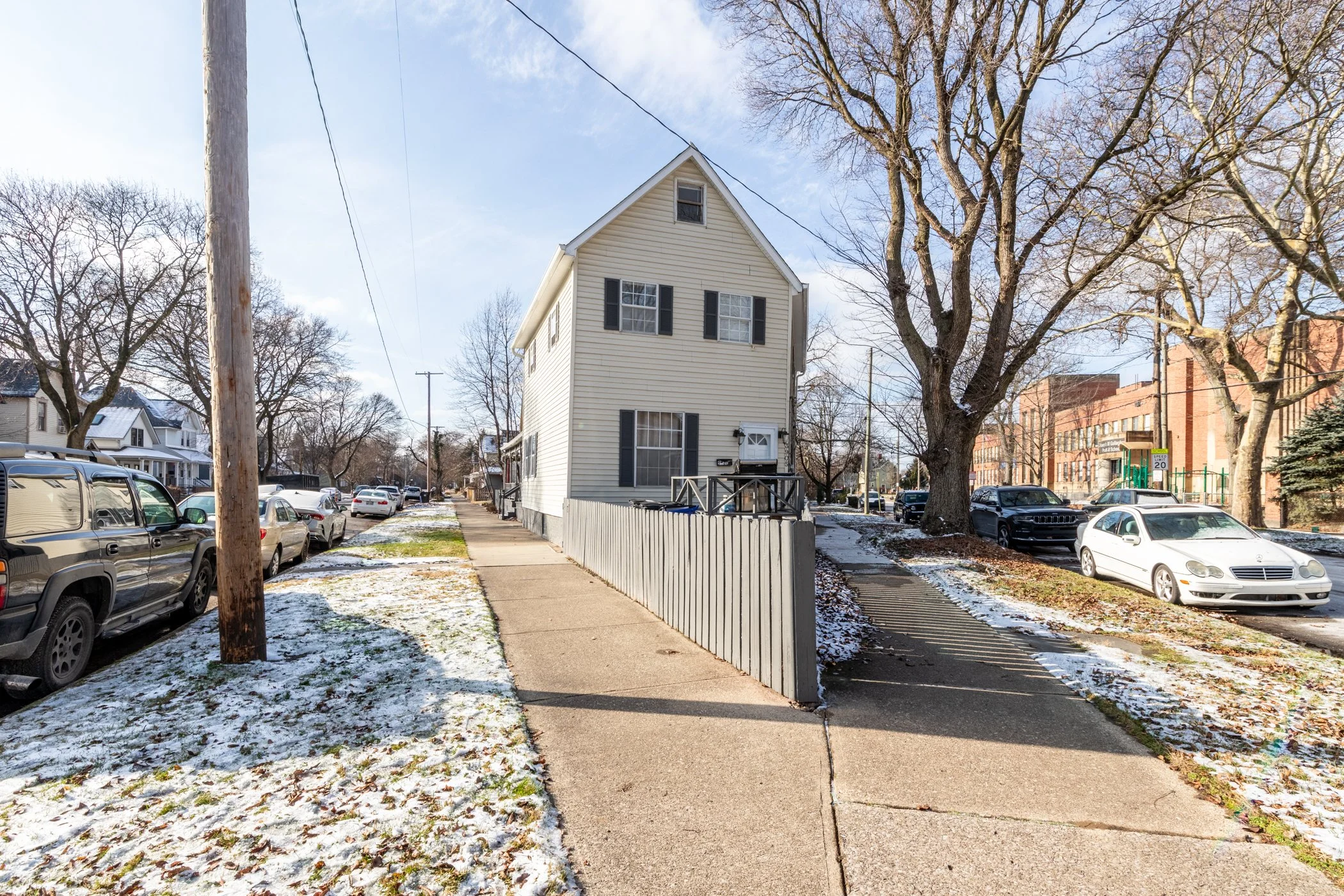 3905 Woodbine-1.jpg