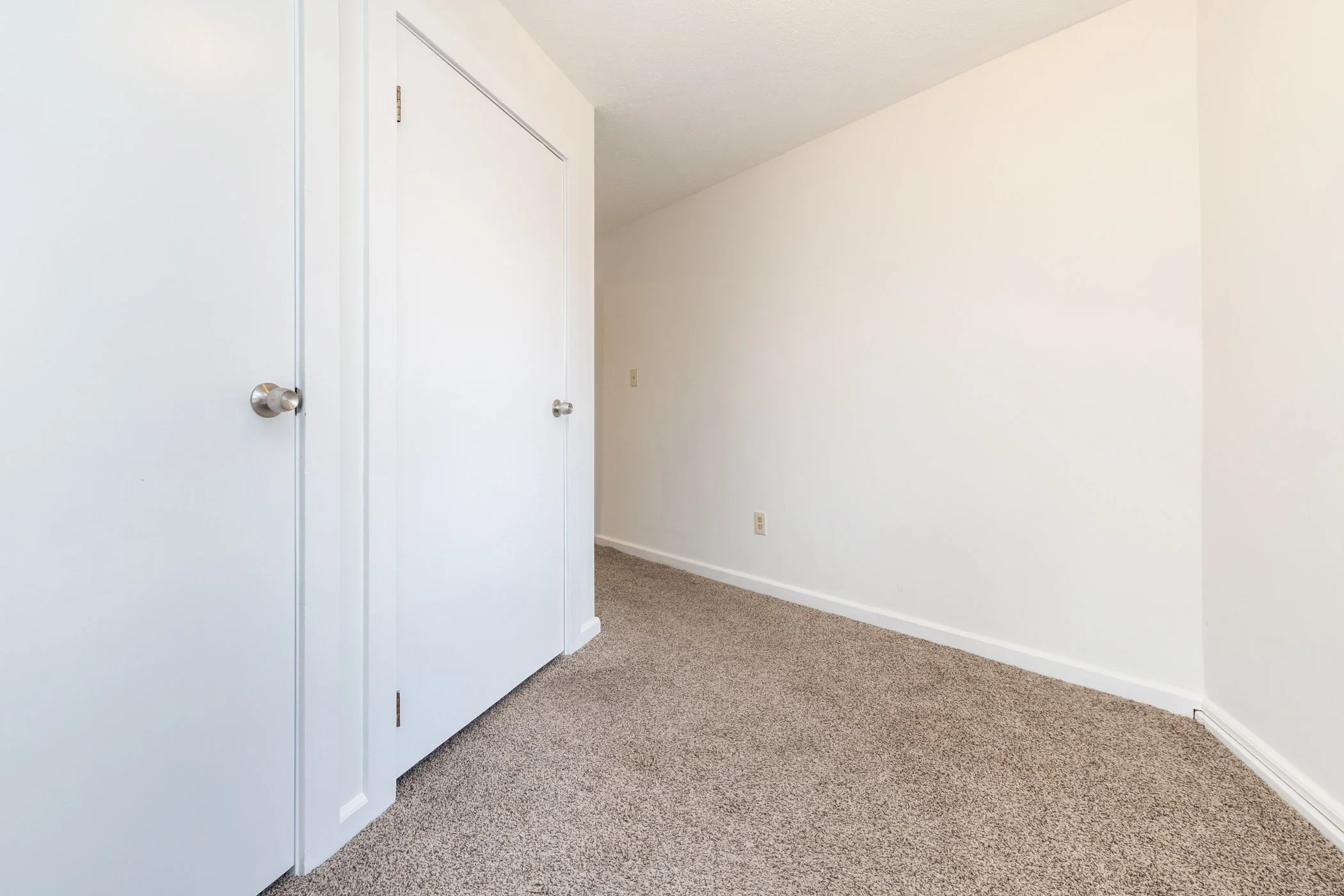 3905 Woodbine-9.jpg