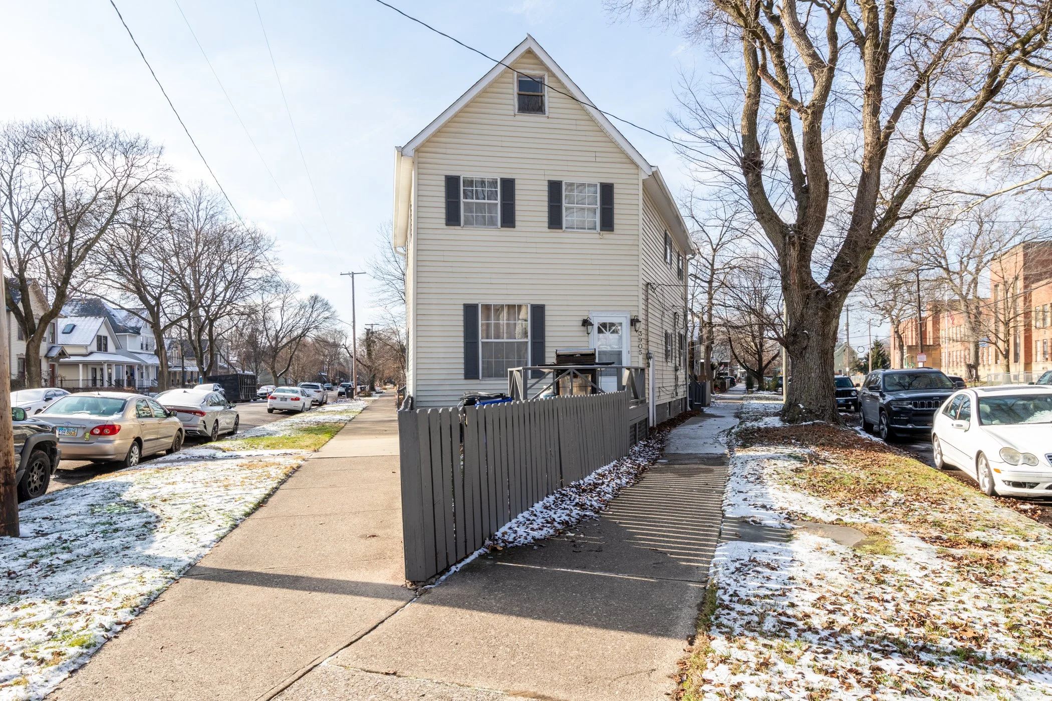 3905 Woodbine-2.jpg