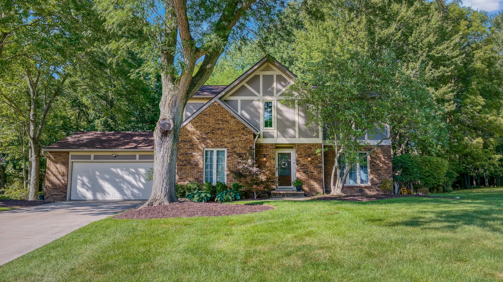 32871 N Burr Oak Dr in the Oakview Estates neighborhood of Solon, OH 44139