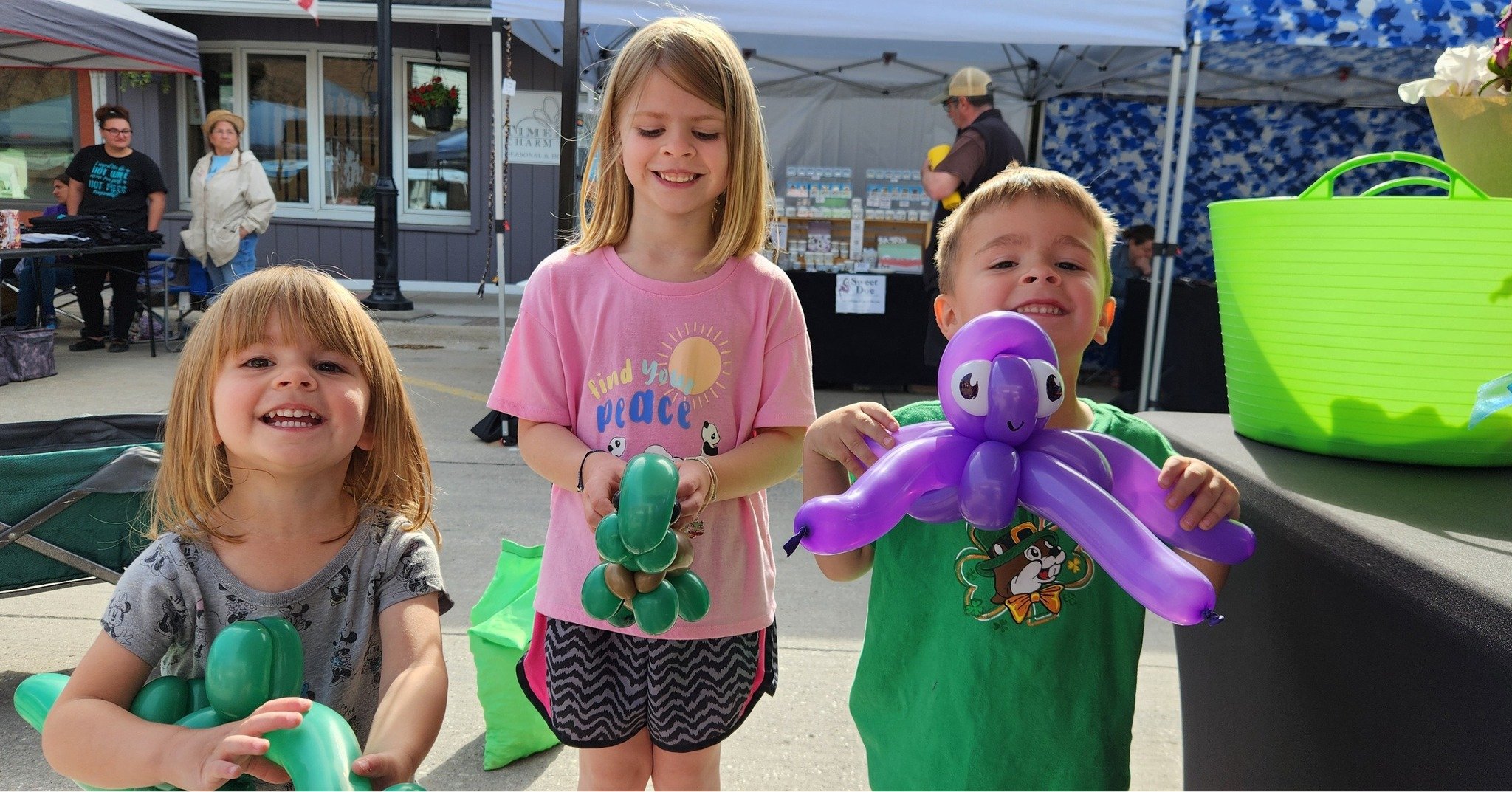 Looking for something fun and relaxing to do this weekend? The Kalona Market has a variety of low to no cost activities, live music, food trucks, and vendors to shop from!

See you tomorrow!

@balloonmanlucas | @shapetrixentertainment | Arts &amp; As
