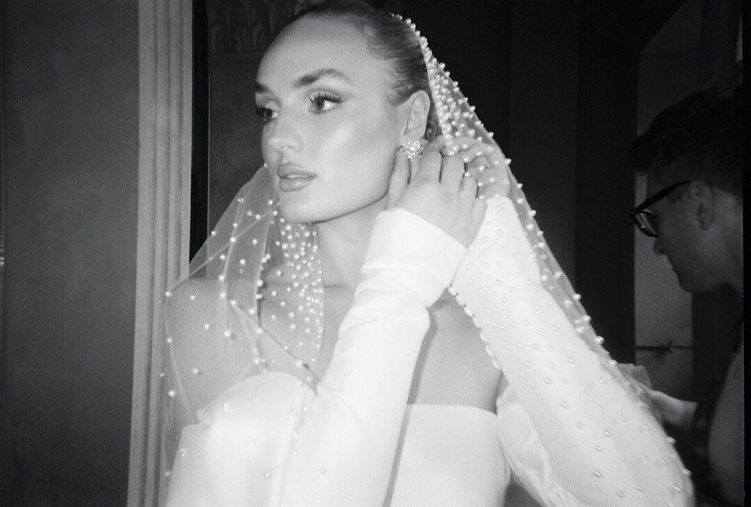 Another beautiful BTS detail shot of our bespoke scattered pearl veil, captured from our resort24 shoot at @sophia.prahranarcade