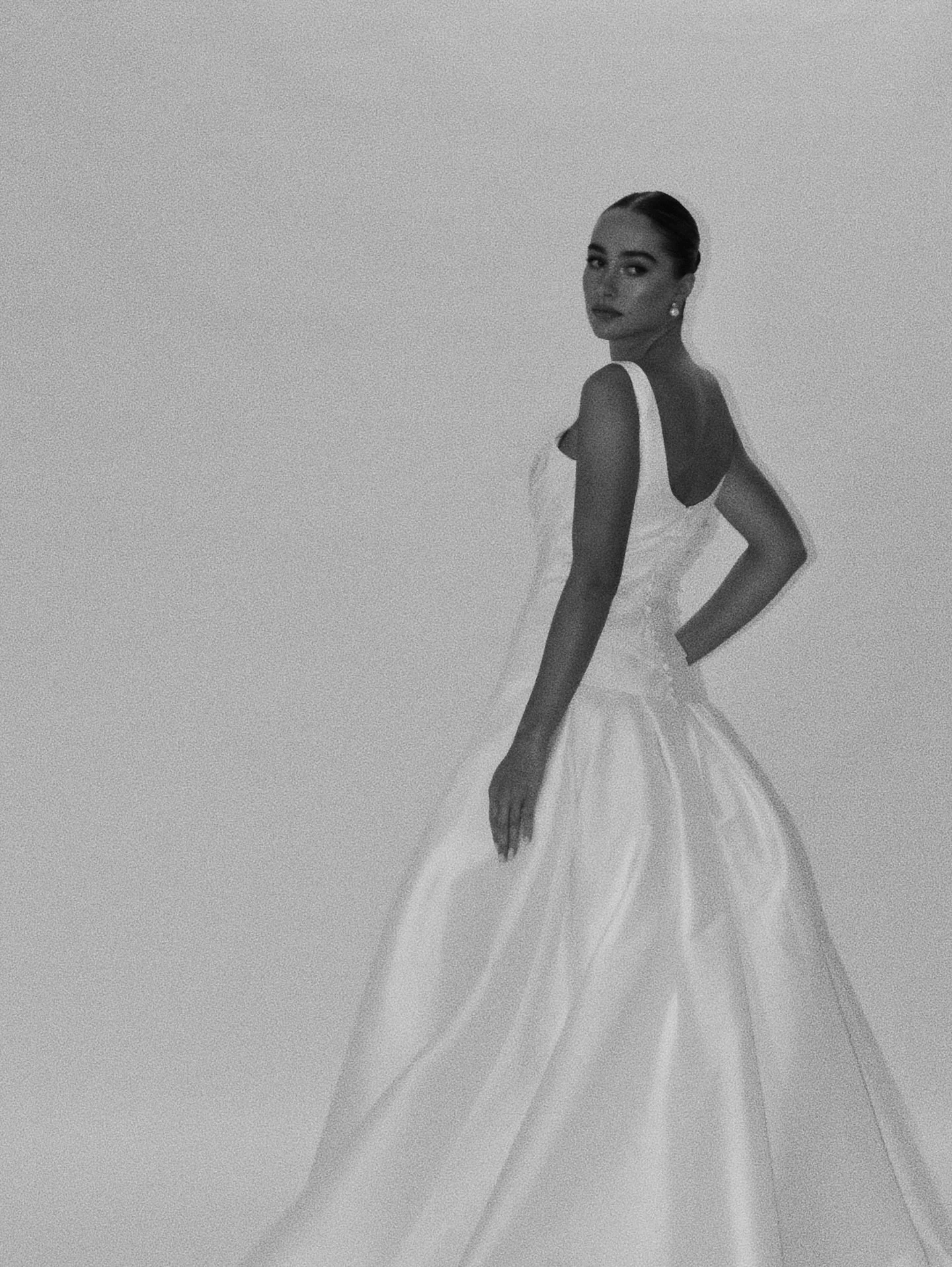 A moment for the back of the dress, Evie features a dramatic drop waist and cascading train. It’s all in the details π€