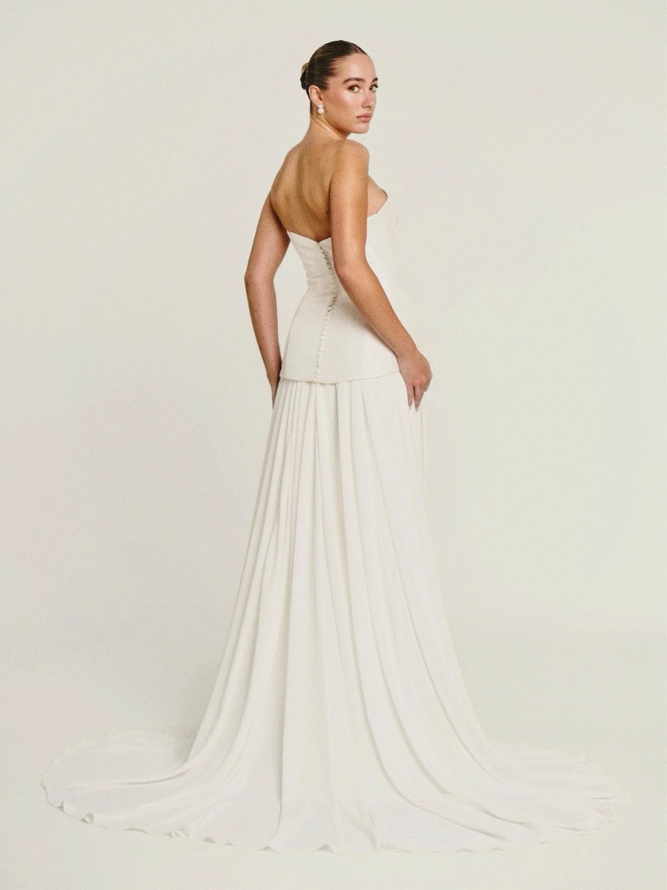 A look at texture and form across our range of bridal looks. From chiffon skirts, embellished bodices, and structure draping details, @curatorthelabel unites crafted gowns with contemporary form.