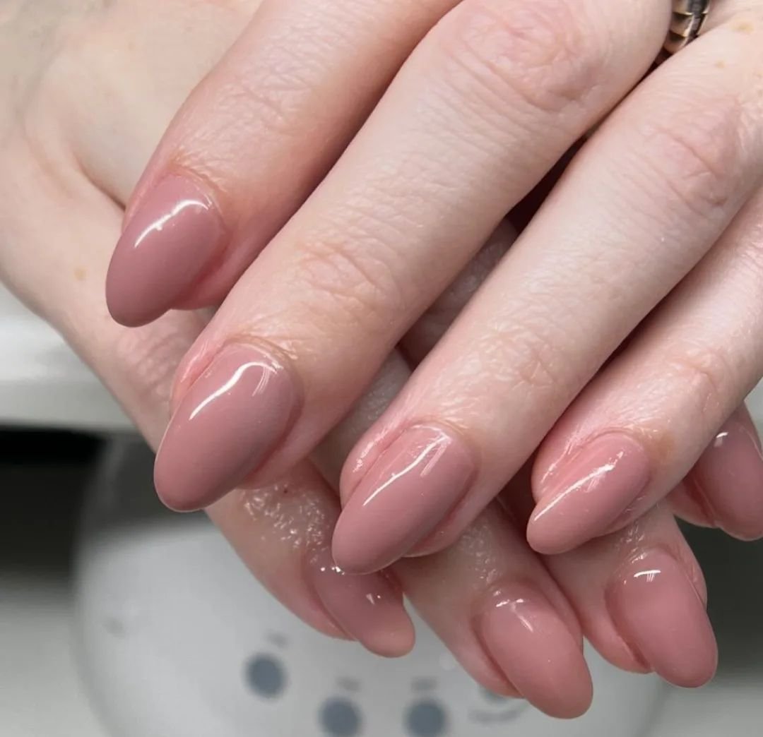 Clean girl aesthetic 🩷
*cuticle style*

Natural girlies 😍
@getnailed_byangie 

Angie's Saturdays are going to be limited in the months coming up. She is opening Tuesday evenings. Plan ahead!