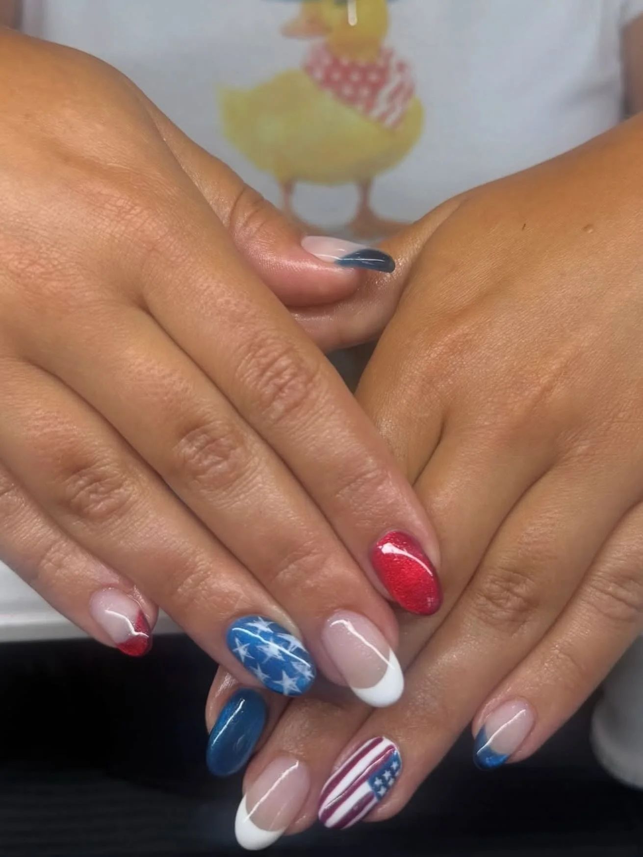 Dreaming up the 4th of July with @blushbyjennarose 🇺🇸 ❤️ 🤍 💙 

Festive nails will always be elite 👏
@dndgel 
@kokoistusa