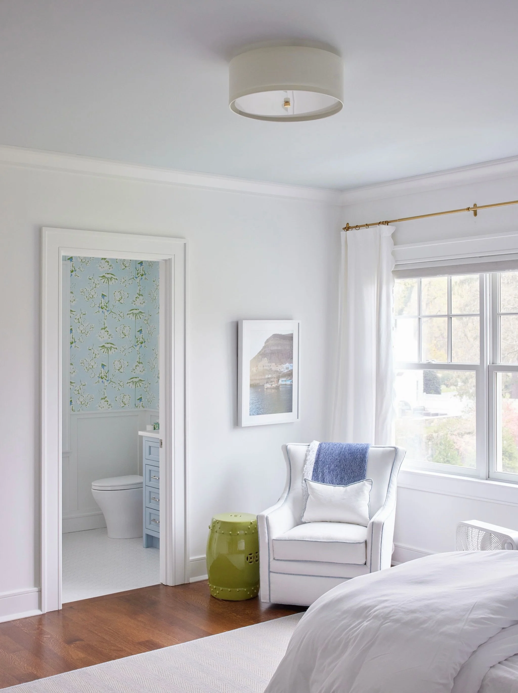 A cozy corner for a Sunday morning slowdown. We love when a bedroom can also serve as a retreat. 

📸: @juliadags