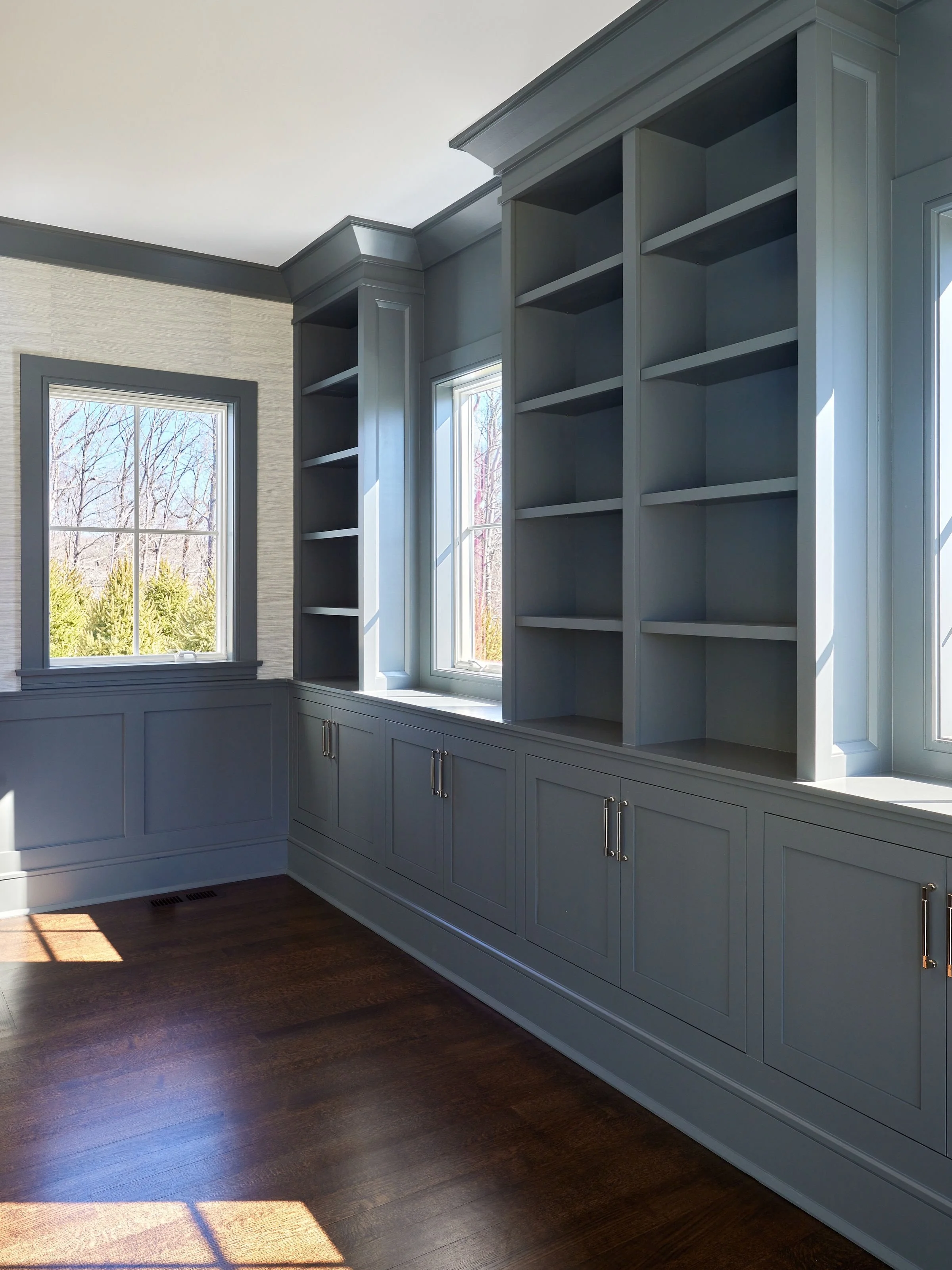 Finishing touches for this beautiful study. The ultimate space to work from home.

📸: @juliadags 

#haleydesigncompany 
#customhomes 
#custommillwork