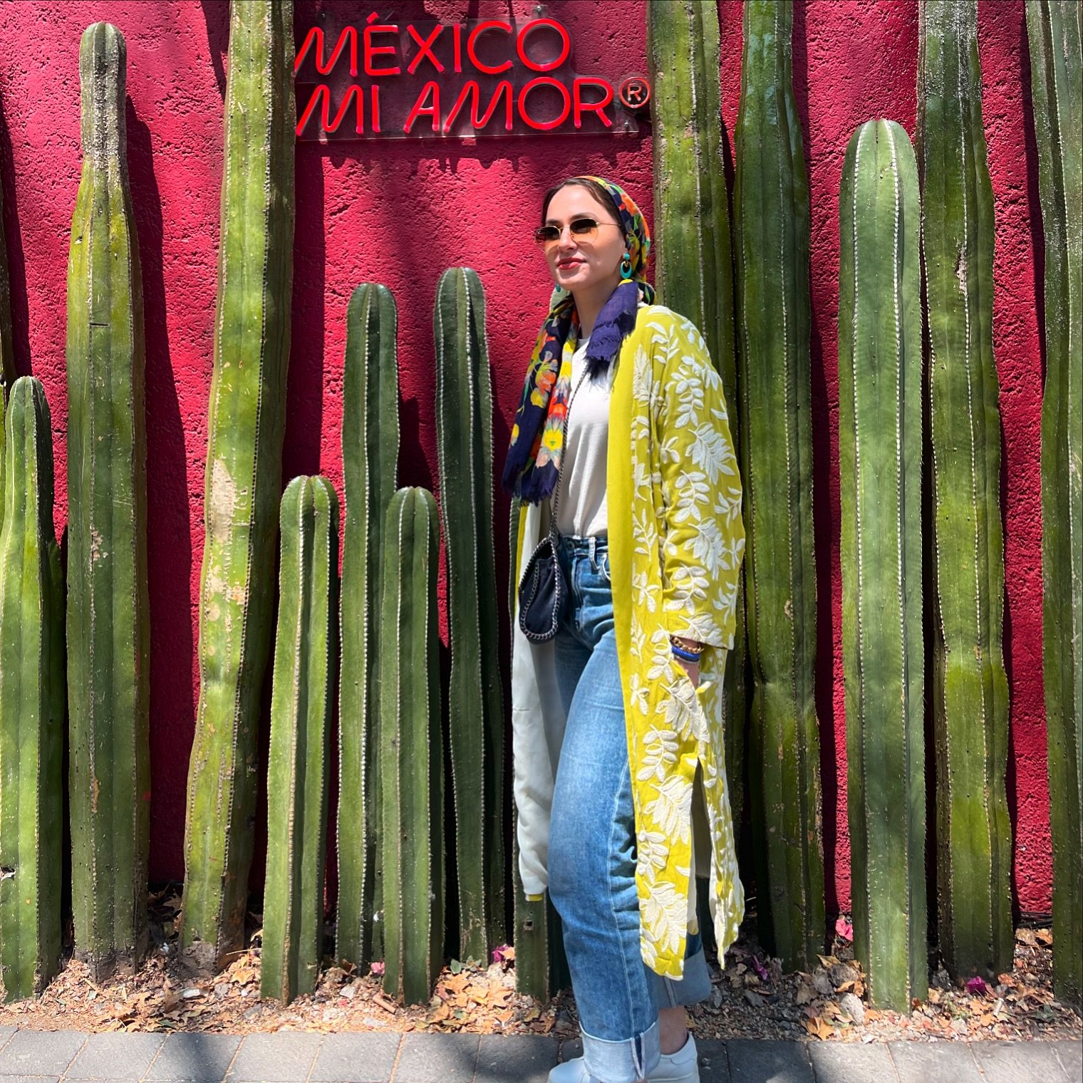Found a piece of my soul in Mexico City 🌵🌺
.
.
#CDMX #m&eacute;xico #mexicocity #personalstylist #traveler #travelgram #streetstyle #styleoutfit #kimonostyle #casualstyle #bohostyle #bohochic
