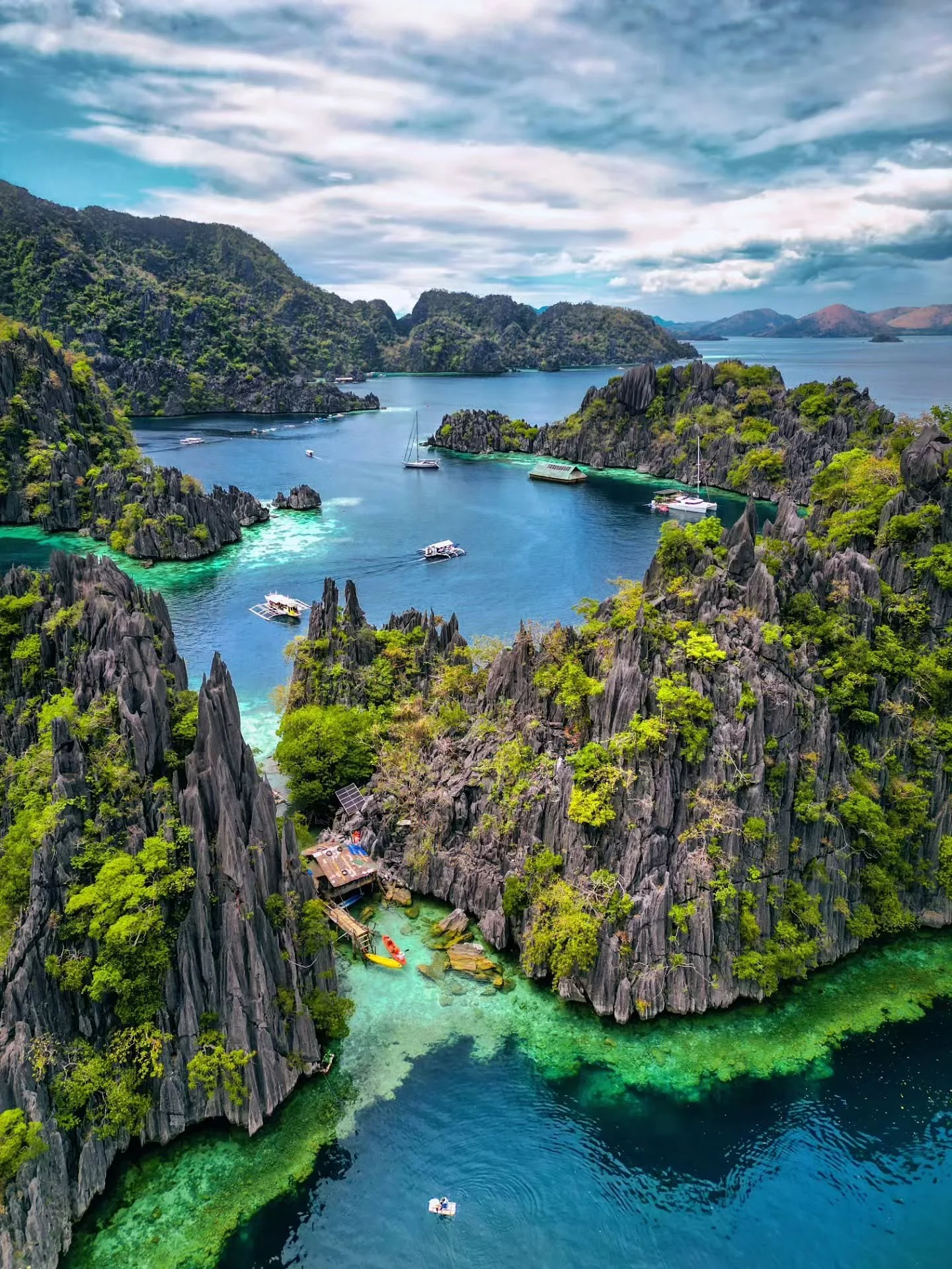 The stunning island of Coron, Philippines 🌄🇵🇭

#coron #philippines #DJI #BBCEarth #natgeo