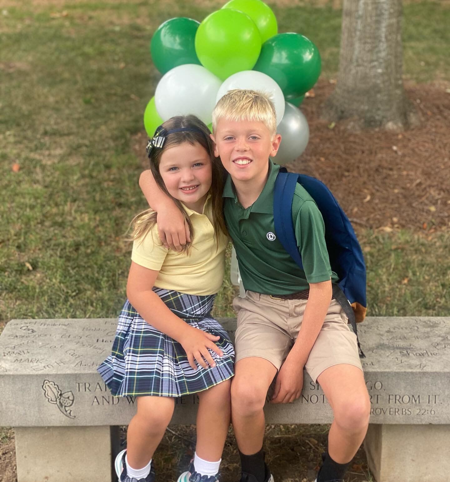 Finally back&hellip;and at the same school! Excited about Kindergarten and 3rd grade 🍏💚
#ohsfirstday