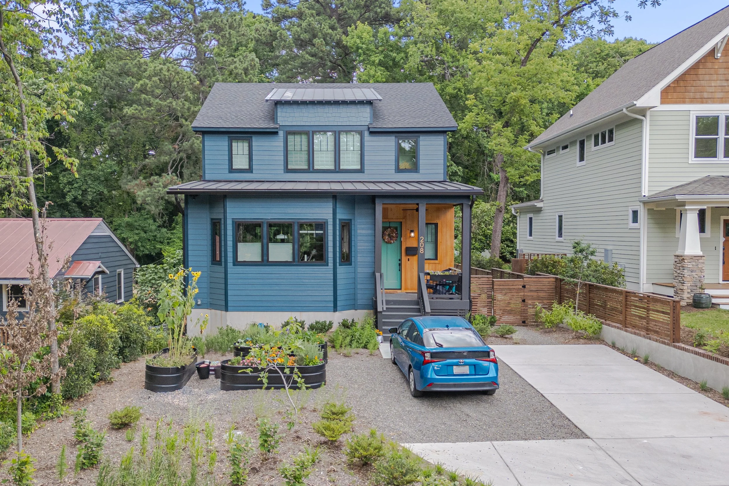 01-208 Dacian Exterior-1.jpg