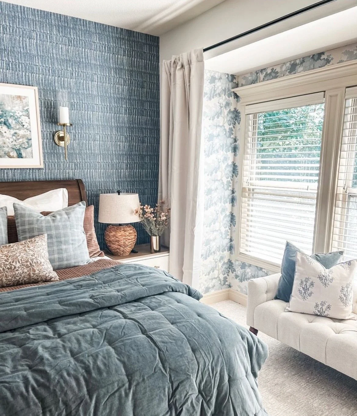Wallpaper in Bedroom with Nook