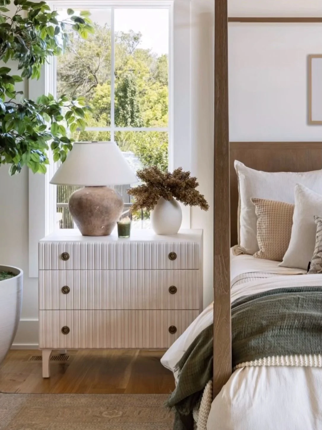 Something bright and relaxing to the eye!

#designbeautifully #masterbedroomretreat #thebestocdesigners 

This image is beautifully designed by the talented pure salt company!